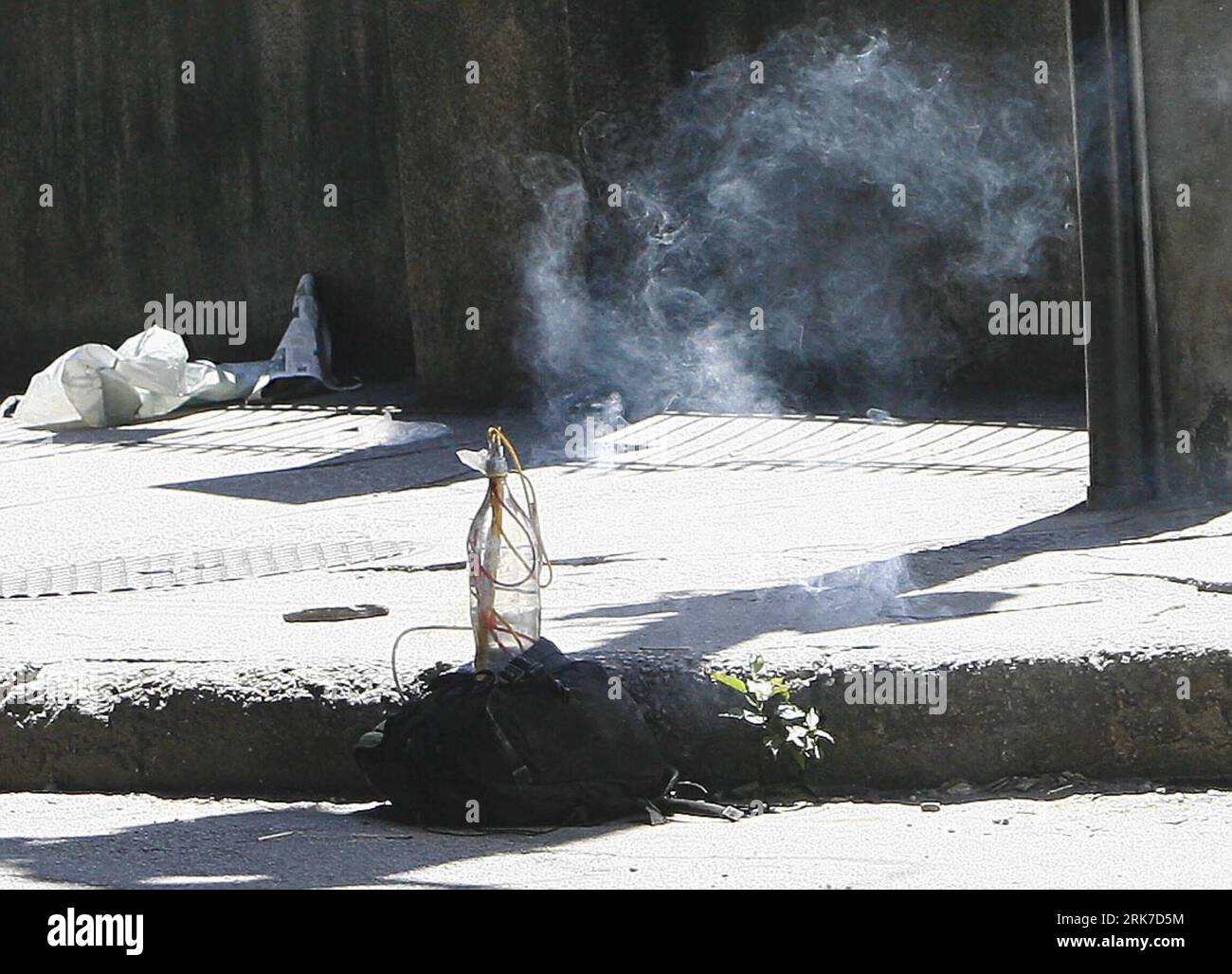 Bildnummer: 53901372  Datum: 29.03.2010  Copyright: imago/Xinhua (100329) -- RIO DE JANEIRO, March 29, 2010 (Xinhua) -- A smokey bag, suspected containing a bomb, is seen in a street in downtown Rio de Janeiro, Brazil, March 29, 2010. Police opened the backpack only to find worthless rubbish. (Xinhua/Agencia Estado) (BRAZIL OUT) (gxr) (2)BRAZIL-RIO DE JANEIRO-SUSPICIOUS BAG PUBLICATIONxNOTxINxCHN Brasilien Bombenfund Entschärfung premiumd xint kbdig xsp 2010 quer  o0 Bombe o00 Bombenentschärfung    Bildnummer 53901372 Date 29 03 2010 Copyright Imago XINHUA  Rio de Janeiro March 29 2010 XINHUA Stockfoto