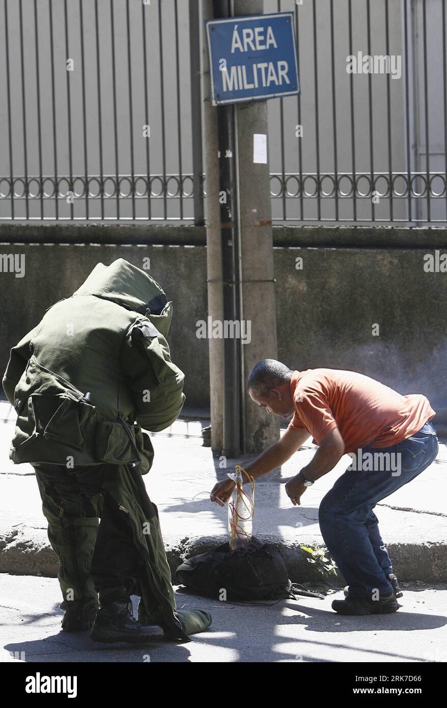Bildnummer: 53901371 Datum: 29.03.2010 Copyright: imago/Xinhua (100329) -- RIO DE JANEIRO, 29. März 2010 (Xinhua) -- Polizei aus dem Bombenkommando arbeitet neben einem Fumy-Beutel, der vermutlich eine Bombe enthält, in der Innenstadt von Rio de Janeiro, Brasilien, 29. März 2010. Die Polizei öffnete den Rucksack, nur um wertlosen Müll zu finden. (Xinhua/Agencia Estado) (BRASILIEN RAUS) (gxr) (3)BRASILIEN-RIO DE JANEIRO-SUSPCIOUS BAG PUBLICATIONxNOTxINxCHN Brasilien Bombenfund Entschärfung premiumd xint kbdig xsp 2010 hoch o0 Bombe o00 Schutzanzug, Bombenentschärfung Bildnummer 53901371 Datum 29 03 2010 Copyright Imago XINHUA Rio d Stockfoto