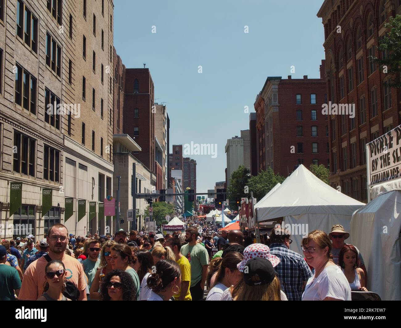 Eine große Menschenmenge und Zelte auf dem Boulevard of the Allies während des Picklesburgh Festivals. Stockfoto