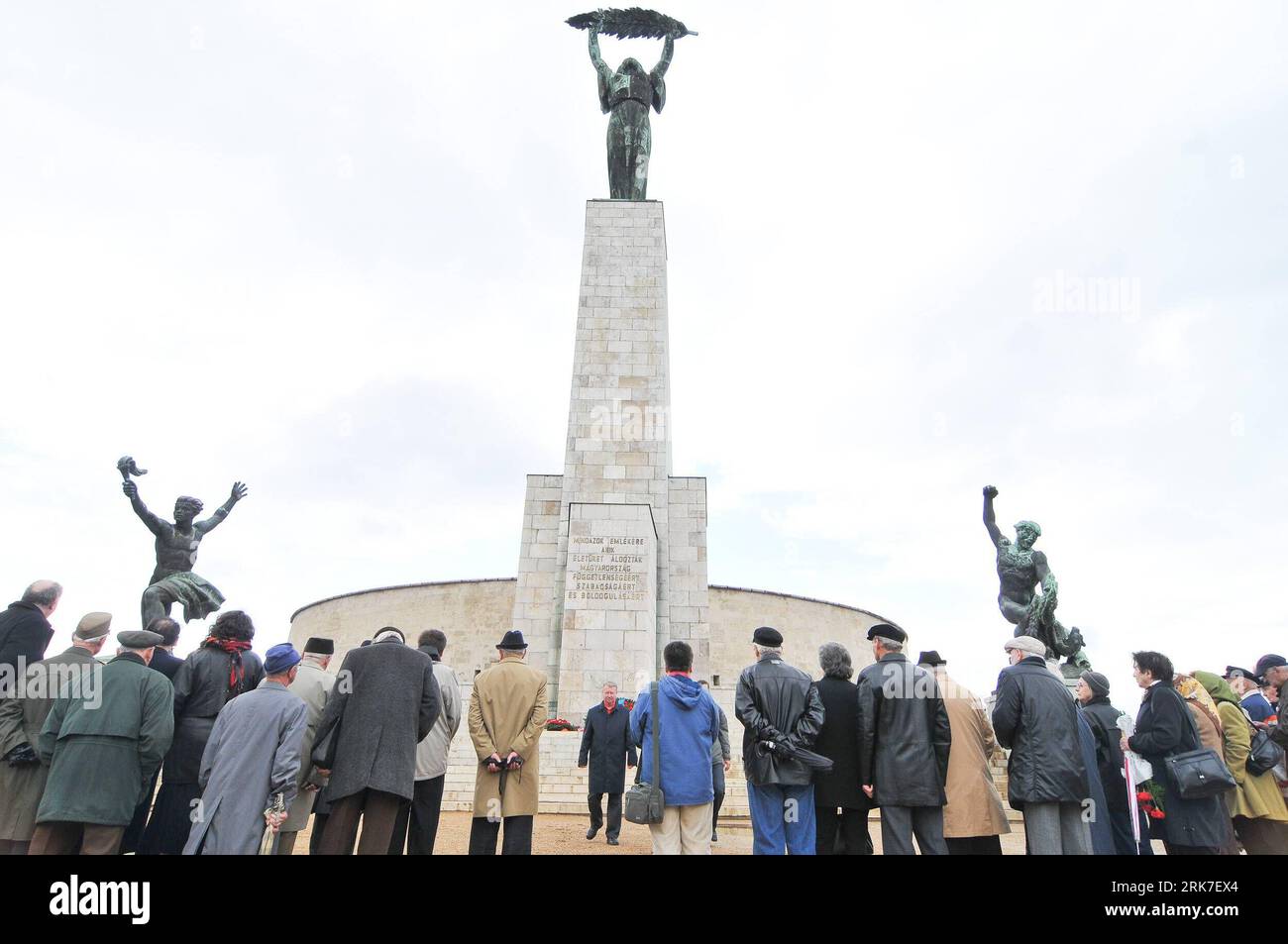 Bildnummer: 53910225 Datum: 31.03.2010 Copyright: imago/Xinhua (100401) -- BUDAPEST, 1. April 2010 (Xinhua) -- Teilnahme an der Feier zum 65. Jahrestag der Befreiung Ungarns vom faschistischen Regime in Budapest, Hauptstadt Ungarns, 31. März 2010. Die sowjetische Rote Armee befreite Ungarn am 4. April 1945 von der faschistischen Herrschaft. (Xinhua/Dani Dorko)(zcq) (4)HUNGARY-BUDAPEST-CELEBRATION PUBLICATIONxNOTxINxCHN Premiere xint Politik Befreiung Ungarn Faschismus Jahrestag Jubiläum kbdig xdp 2010 quer o00 Denkmal Bildnummer 53910225 Datum 31 03 2010 Copyright Imago XINHUA Budapest 1. April 2010 X Stockfoto