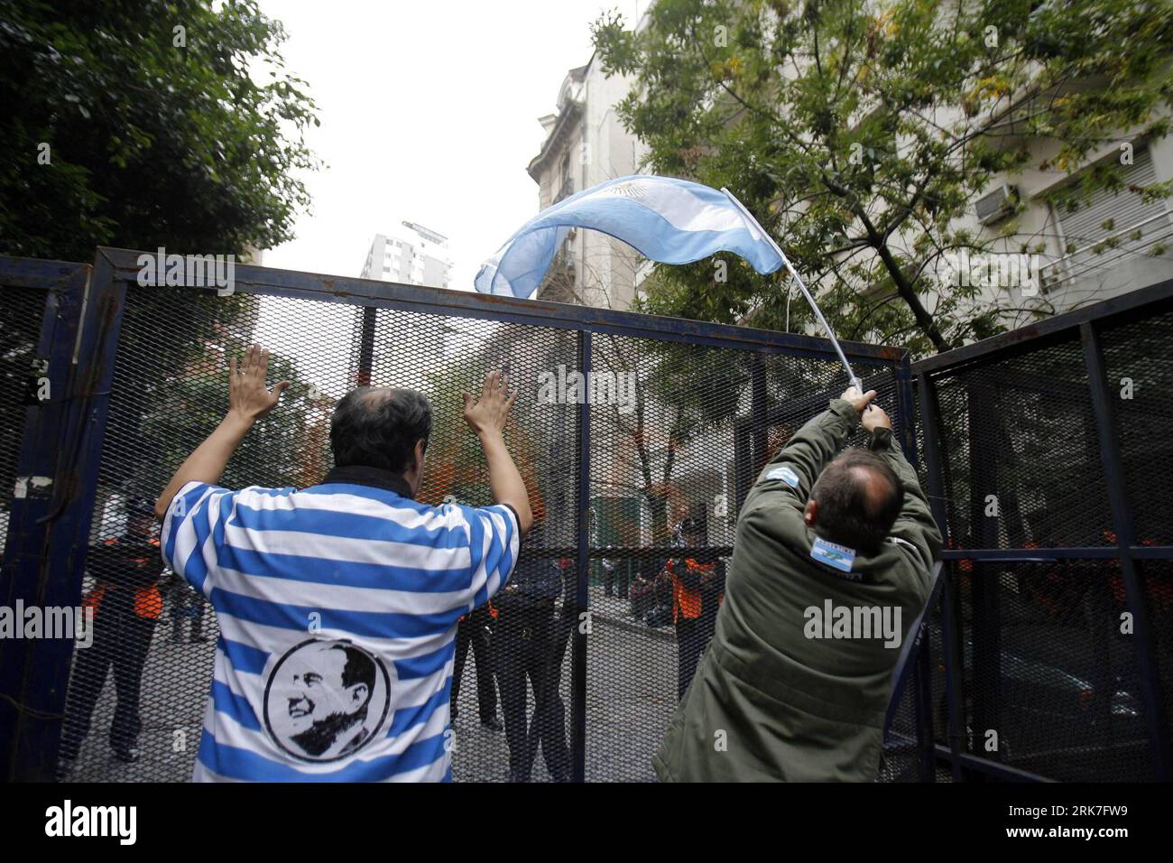 Bildnummer: 53912674  Datum: 02.04.2010  Copyright: imago/Xinhua (100402) -- BUENOS AIRES, April 2, 2010 (Xinhua) -- Argentine hold a demonstration in front of the British Embassy in Buenos Aires, capital of Argentina, April 2, 2010. Argentina on Friday marked the 28th anniversary of the Malvinas Islands war, urging Britain to return the sovereignty of the Malvinas. Argentina and Britain have been at odds for decades over the sovereignty of the Malvinas, or the Falklands as the British call them. Their dispute led to a 74-day war in 1982, which ended in the defeat of Argentina. (Xinhua/Martin Stockfoto