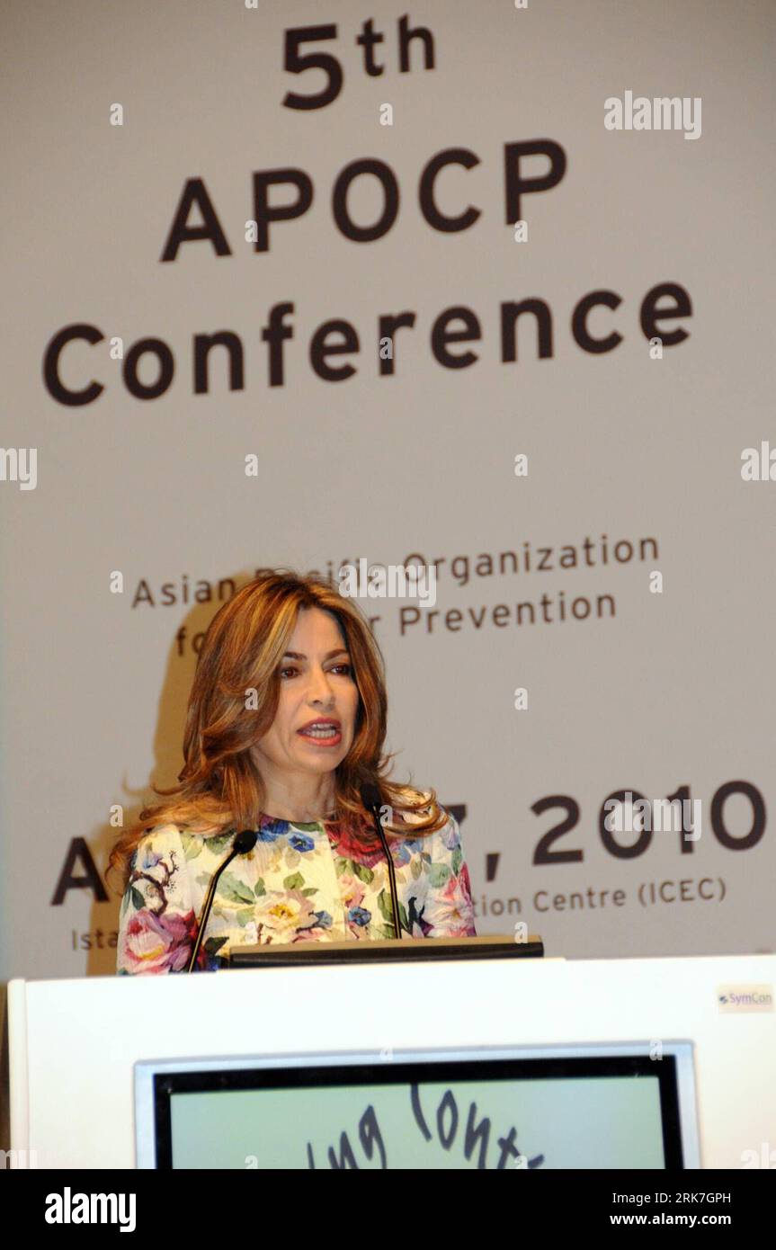 Bildnummer: 53913748 Datum: 03.04.2010 Copyright: imago/Xinhua (100404) -- ISTANBUL, 4. April 2010 (Xinhua) -- Jordanische Prinzessin Ghida Talal spricht an die Internationale Konferenz der Asiatischen und Pazifischen Organisation für Krebsprävention (APOCP) in Istanbul, Türkei, 3. April 2010. Die fünfte Internationale APOCP-Konferenz wurde am Samstag in Istanbul eröffnet. Spezialisten für Krebsvorsorge warnten während der Konferenz mit Nachdruck, dass die Welt in den nächsten 20 Jahren einen steigenden Krebstrend erlebt. Die globale Krebsbelastung wird zwischen 2008 und 2030 auf ungefähr das Doppelte geschätzt Stockfoto