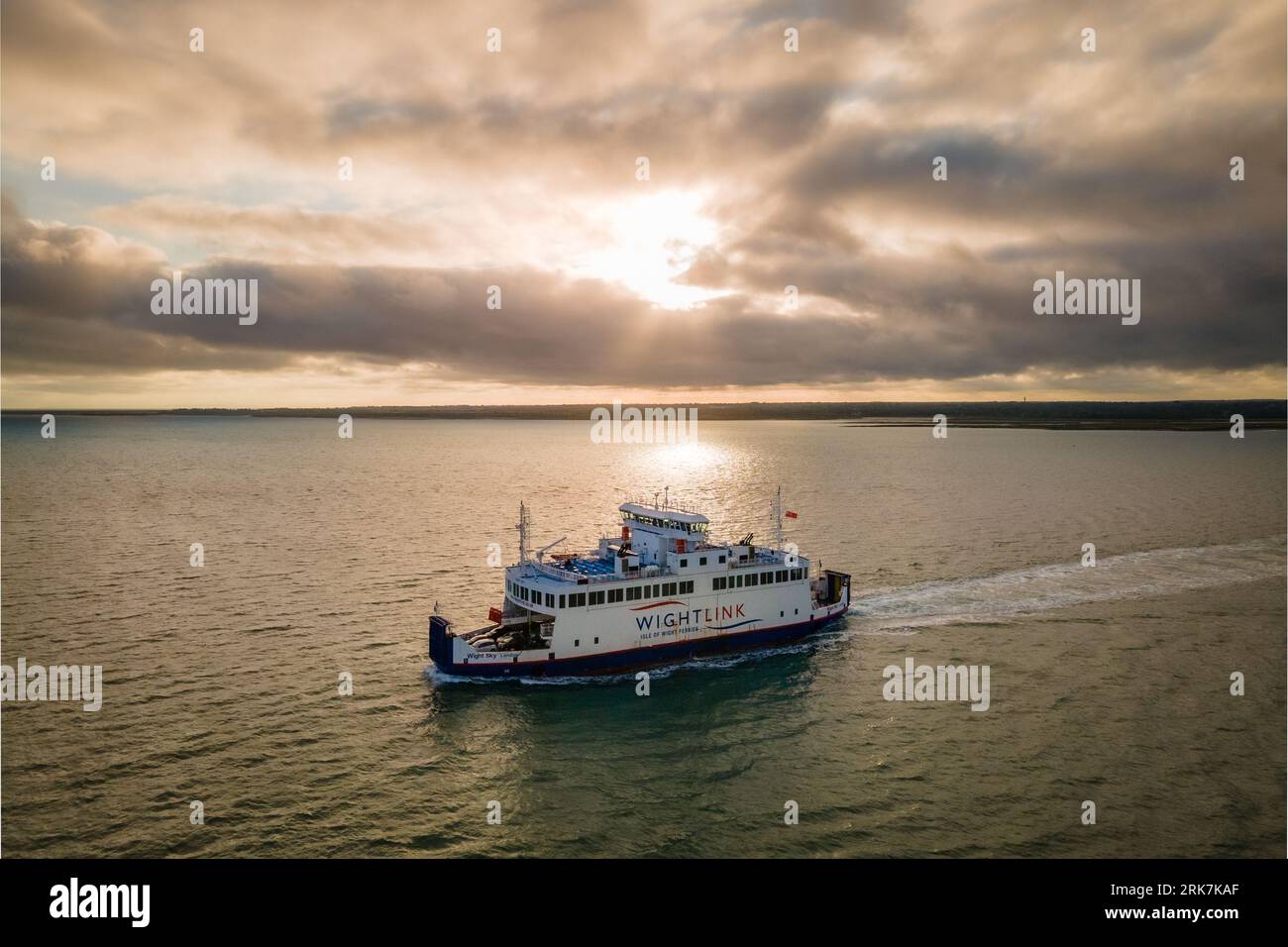 HAMPSHIRE, UK - 20. August 2023: Luftaufnahme der Wight Link-Fähre zwischen der Isle of Wight und Lymington auf dem englischen Festland. Stockfoto