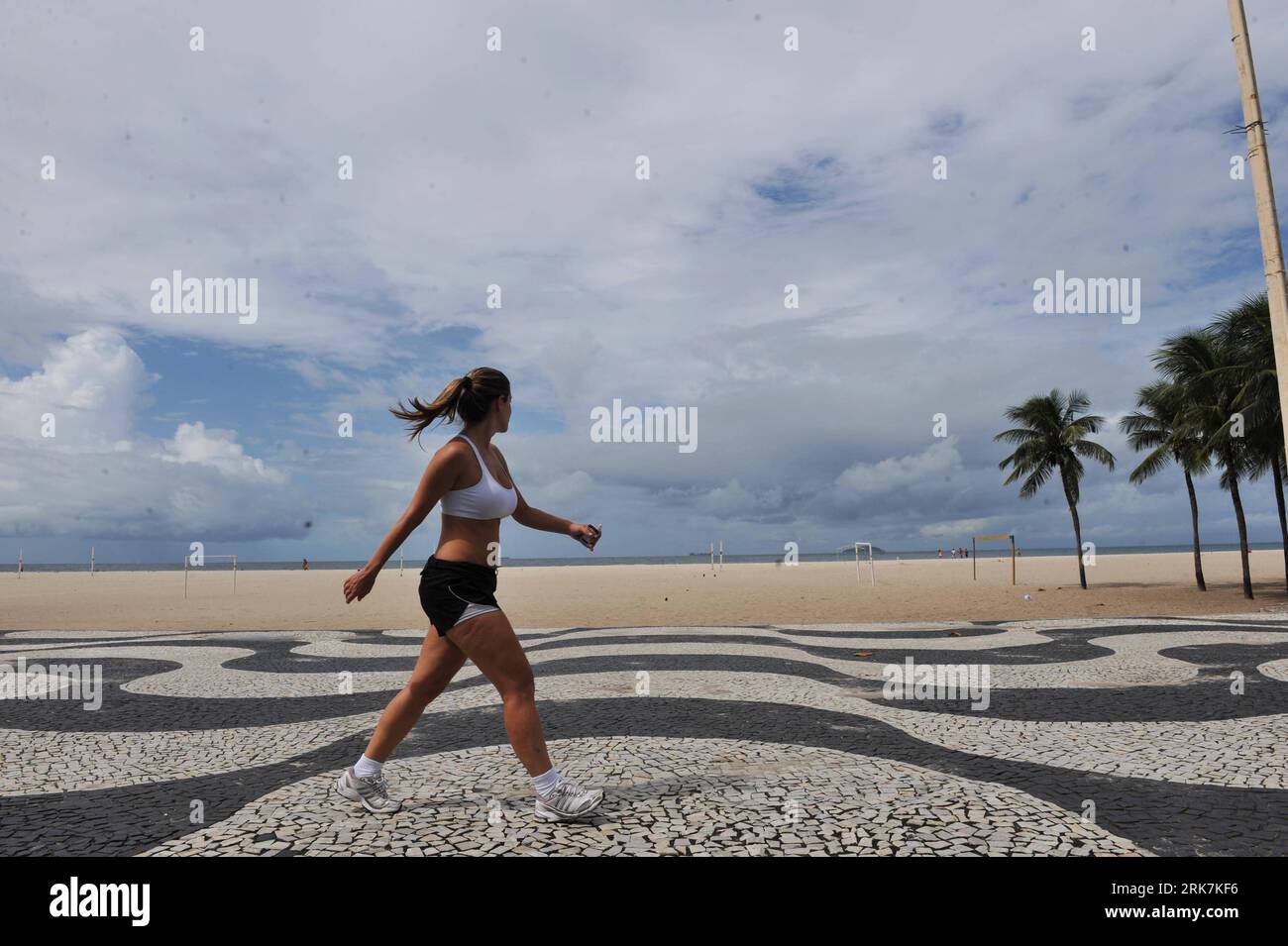 Bildnummer: 53923752 Datum: 07.04.2010 Copyright: imago/Xinhua (100407) -- RIO DE JANEIRO, 7. April 2010 (Xinhua) -- A Woman Walks by the Beach at Copacabana in Rio de Janeiro, Brasilien, 7. April 2010. Die Todesopfer, die durch die Regenfälle verursacht wurden, die seit Montag über Rio de Janeiros U-Bahn-Gebiet fallen, erreichten 82, teilte die staatliche Feuerwehr am Dienstag mit. (Xinhua/Song Weiwei) (cy) (2)BRASILIEN-RIO DE JANEIRO-WETTER-SONNIG PUBLICATIONxNOTxINxCHN Reisen BRA kbdig xsk 2010 quer o0 Strand Bildnummer 53923752 Datum 07 04 2010 Copyright Imago XINHUA Rio de Janeiro 7. April 2010 XINHUA A Woman Walk Stockfoto