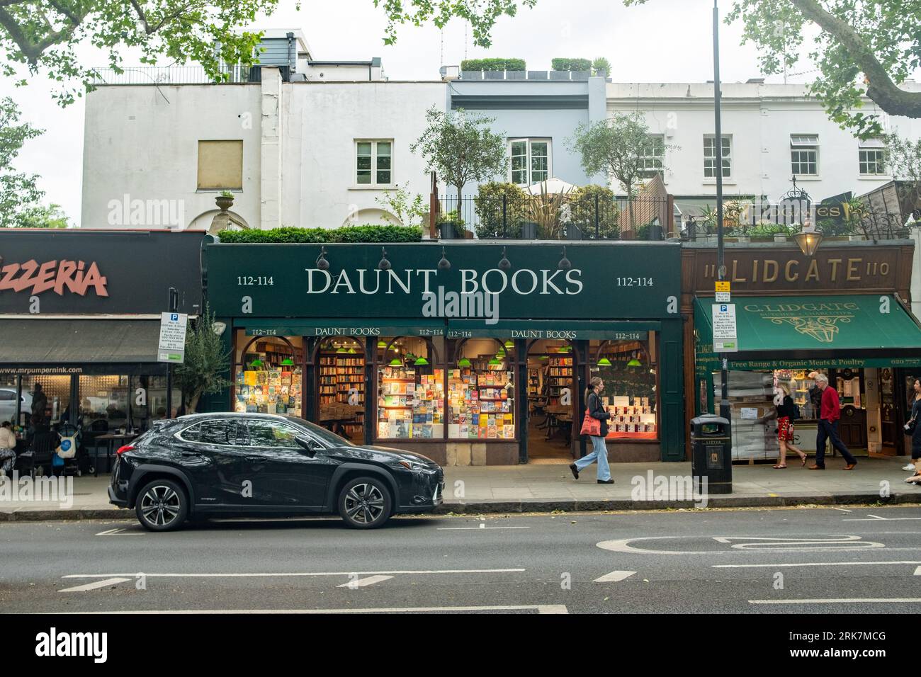 LONDON – 3. JULI 2023: Daunt Books auf der Holland Park Avenue in W11 West London Stockfoto