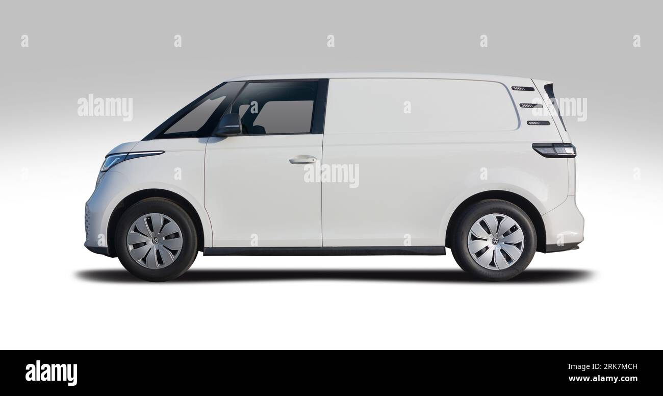 VW ID Buzz Cargo Van, Seitenansicht isoliert auf weißem Hintergrund Stockfoto