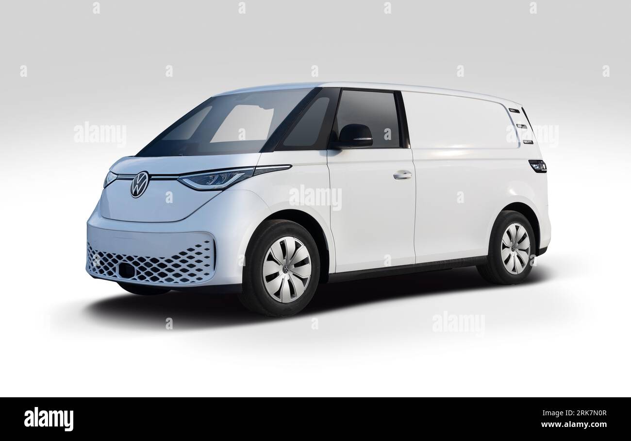 VW ID Buzz Cargo Van mit weißer Farbe isoliert auf weißem Hintergrund Stockfoto
