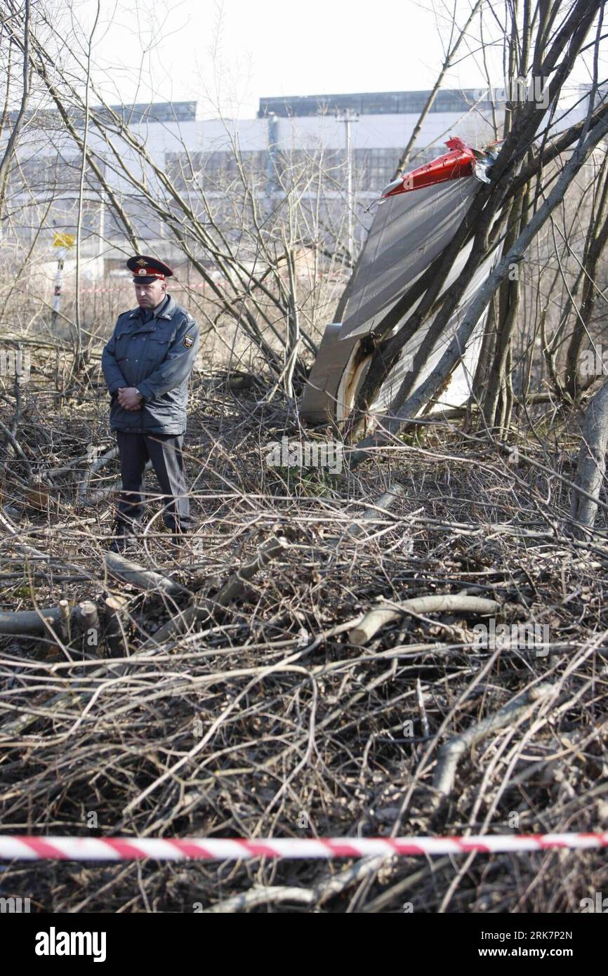 100410 -- SMOLENSK, 10. April 2010 Xinhua -- Ein Polizist steht am 10. April 2010 in der Nähe des Wracks eines polnischen Tupolev Tu-154-Flugzeugs der Regierung in der Nähe des Flughafens Smolensk. Ein Charterflugzeug, das von Warschau in die russische Stadt Smolensk flog, stürzte am Samstag in dichtem Nebel in der Nähe des Flughafens Smolensk ab und tötete alle 96 Menschen an Bord des Flugzeugs, darunter Präsident Kaczynski und seine Frau, Armeechef, stellvertretender Außenminister und Zentralbankgouverneur. Xinhua/Lu Jinbo zcq 1RUSSIA-POLAND-ACCIDENT-KACZYNSKI PUBLICATIONxNOTxINxCHN Stockfoto