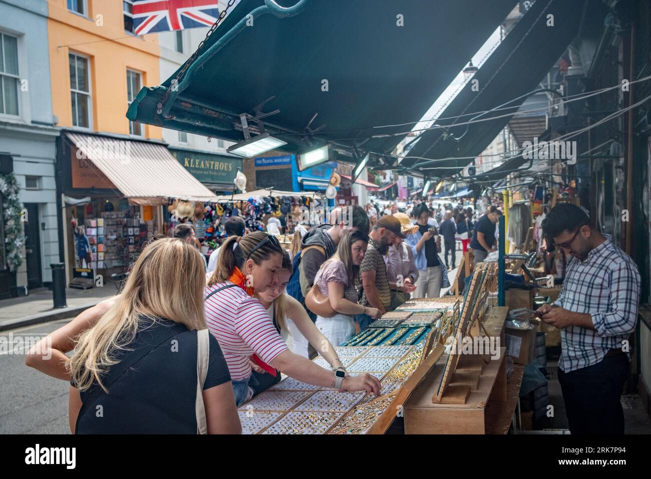 LONDON – 10. JULI 2023: Portobello Road in Notting Hill, eine Markenstraße mit Geschäften und einem berühmten Straßenmarkt Stockfoto