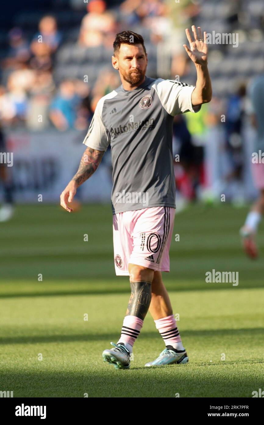 23. August 2023: Lionel Messi, Mitspieler von Miami CF, winkt vor den Fans vor einem Lamar Hunt US Open Cup Fußballspiel zwischen dem FC Cincinnati und dem Inter Miami CF im Nippert Stadium in Cincinnati, Ohio. Kevin Schultz/CSM Stockfoto