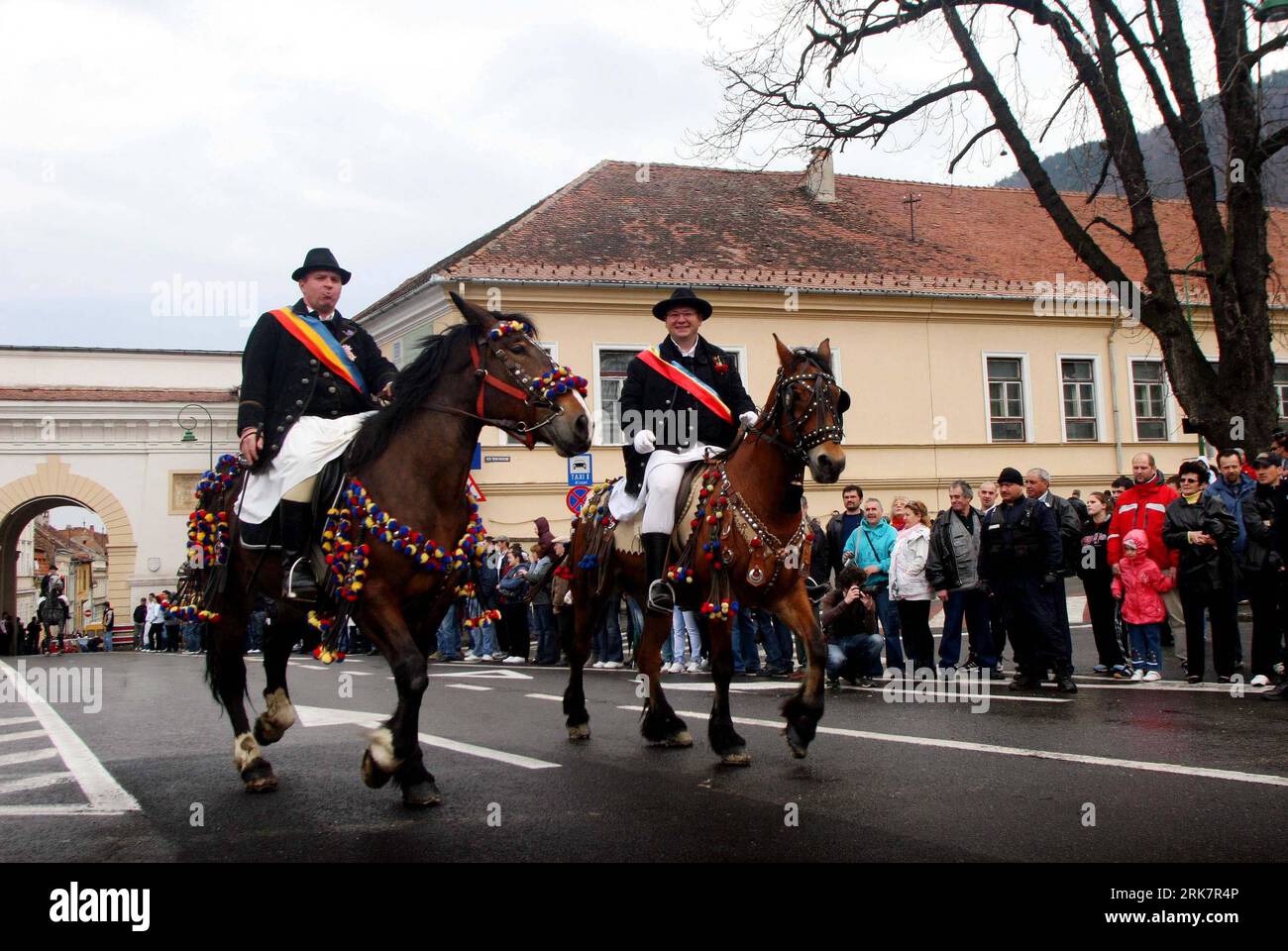 Bildnummer: 53933236 Datum: 11.04.2010 Copyright: imago/Xinhua Cavalry Parade findet während des Festes der Jugend von Brasov statt, das in Brasov, etwa 166 km nördlich von Rumäniens Hauptstadt Bukarest, am 11. April 2010 gefeiert wird. Junge Männer, bestehend aus sieben Gruppen von Kavallerie mit eigenem Kostüm und Flagge, ritten von den Bergen und reisten um Brasov, um den Frühling zu feiern. (Xinhua/Gabriel Petrescu)(zl) (3)RUMÄNIEN-BRASOV-DAS fest der Jugend PUBLICATIONxNOTxINxCHN Gesellschaft fest der Jugend traditionelles fest kbdig xub 2010 quer Premiumd xint Bildnummer 53933236 Datum 11 04 2010 Co Stockfoto