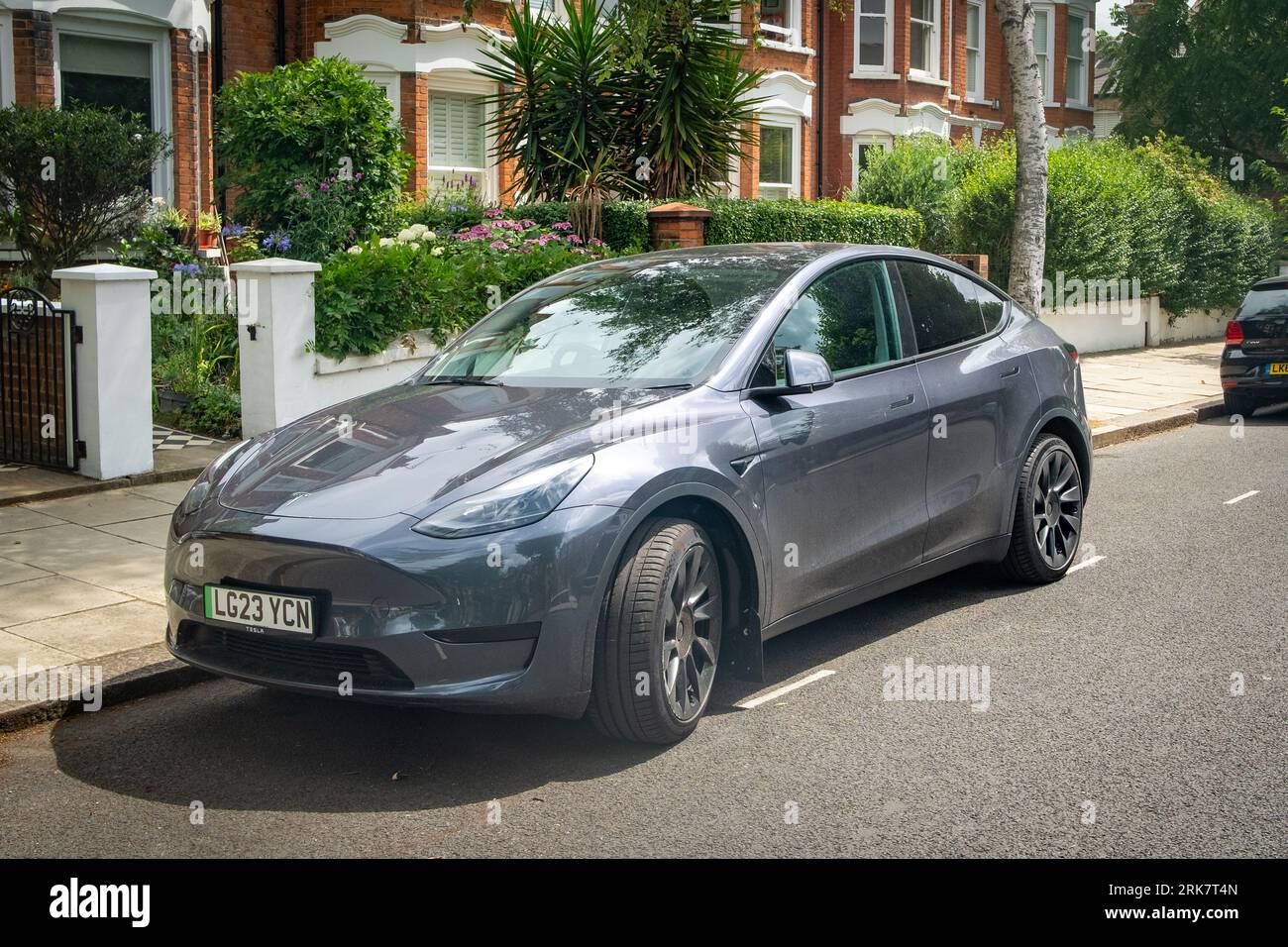 LONDON, 11. JULI 2023: Tesla Model Y parkte auf der britischen Vorstadtstraße Stockfoto