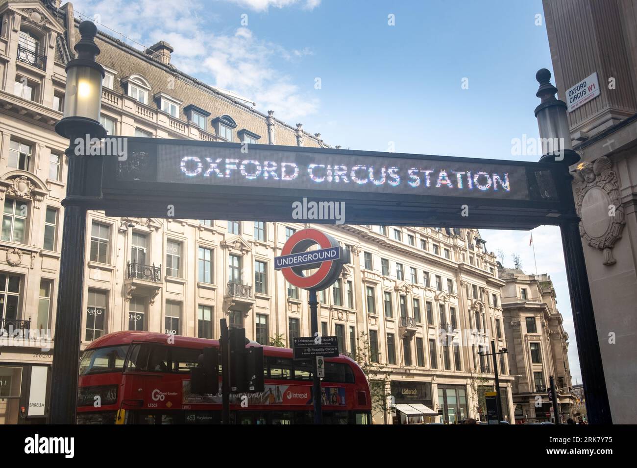 LONDON - 25. JULI 2023: Shopper at Oxford Circus, U-Bahn-Station, Landmark Street und berühmtes Einkaufszentrum Stockfoto