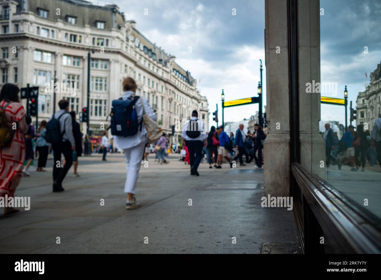 LONDON - 25. JULI 2023: Shopper at Oxford Circus, U-Bahn-Station, Landmark Street und berühmtes Einkaufszentrum Stockfoto