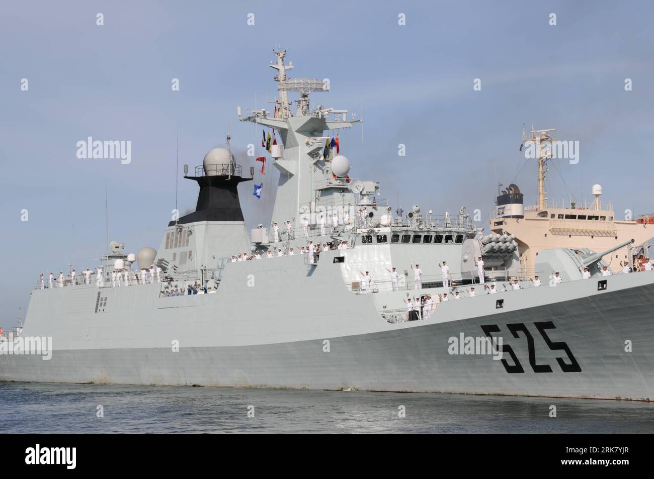 Bildnummer: 53946426 Datum: 17.04.2010 Copyright: imago/Xinhua (100417) -- MANILA, 17. April 2010 (Xinhua) -- The Task Force 525 Escort Fleet Leaves Manila, Hauptstadt der Philippinen, 17. April 2010. Die Begleitflotte der Task Force 525 der chinesischen Befreiungsarmee (PLA), bestehend aus Raketenfrigatte Ma anshan (Flaggschiff), Raketenfrigatte Wenzhou und dem umfassenden Versorgungsschiff Qiandaohu, verließ am Samstag Manilas Südhafen, um nach einem fünftägigen Hafenanlauf auf die Philippinen nach Hause zu gehen. (Xinhua/Tan Weibing) (zcc) (3)PHILIPPINEN-MANILA-CHINESISCHE MARINEFLOTTE VERLÄSST PUBLICATIONxNO Stockfoto