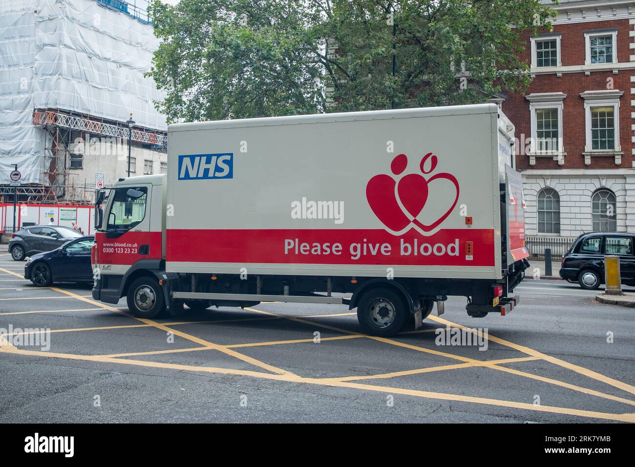 LONDON - 27. JULI 2023: NHS Blood Logistics Truck in Central London Stockfoto