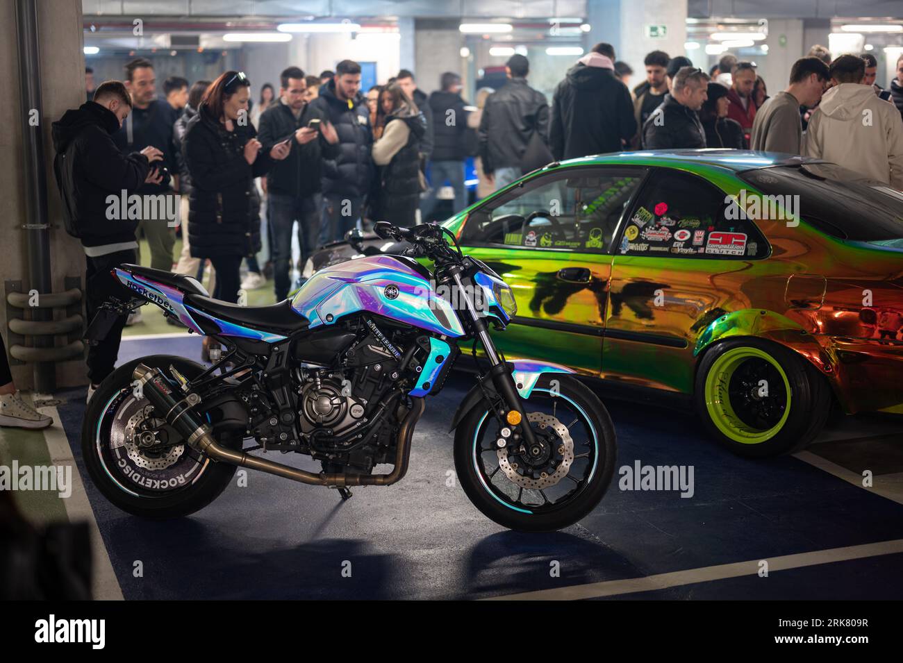 Ein beeindruckendes getuntes Motorrad Moody Blue Color Yamaha MT-07 bei einer Tuning Car Rally Stockfoto