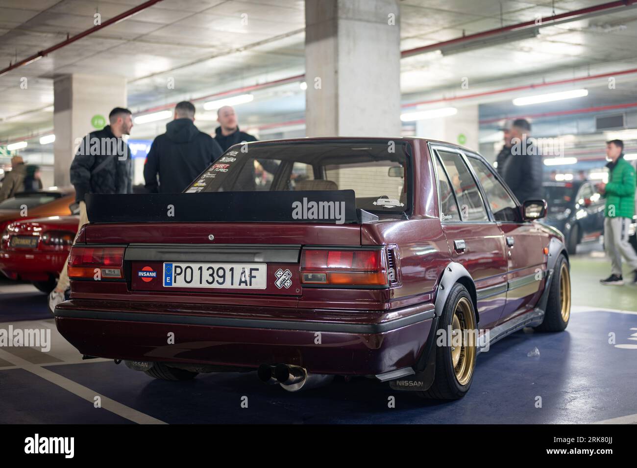 Klassischer Nissan Bluebird der T12 T72 Serie in tiefem kastanienbraunen Rot, abgestimmt auf Straßenrennen Stockfoto