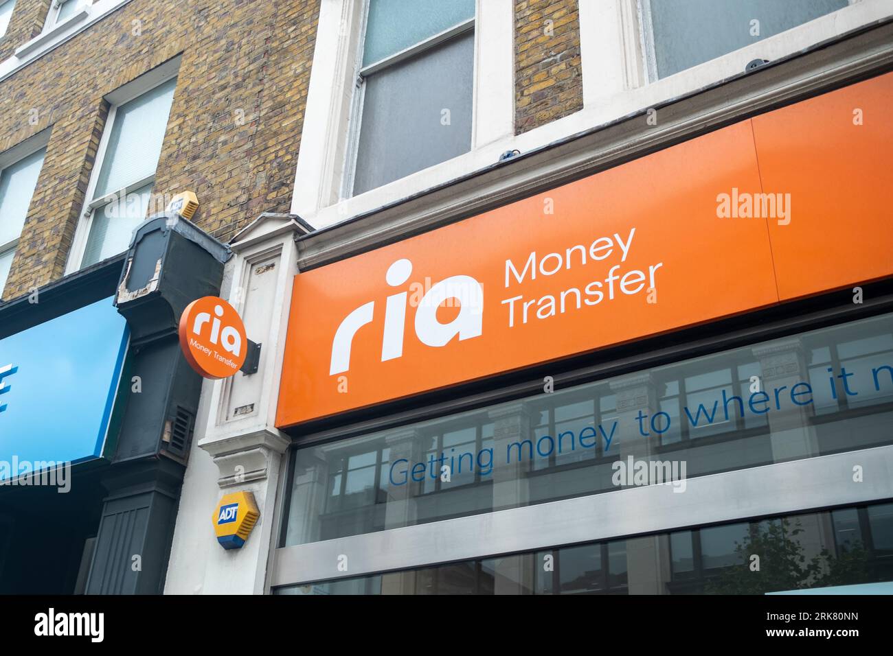 LONDON - 27. JULI 2023: Ria Money Transfer Logo auf der Baker Street - Tochtergesellschaft von Euronet Worldwide, Inc., die sich auf Geldüberweisungen spezialisiert hat Stockfoto