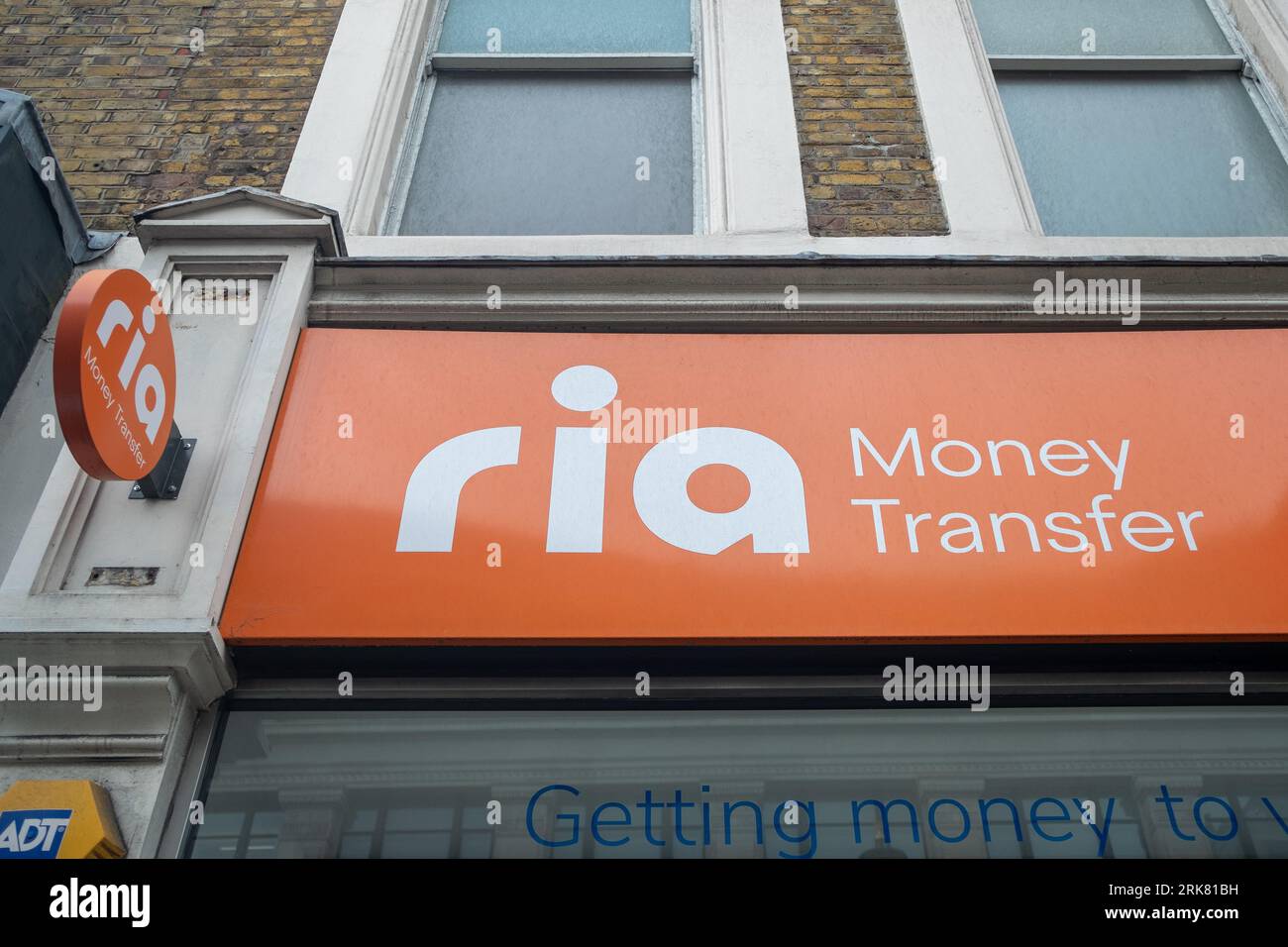 LONDON - 27. JULI 2023: Ria Money Transfer Logo auf der Baker Street - Tochtergesellschaft von Euronet Worldwide, Inc., die sich auf Geldüberweisungen spezialisiert hat Stockfoto