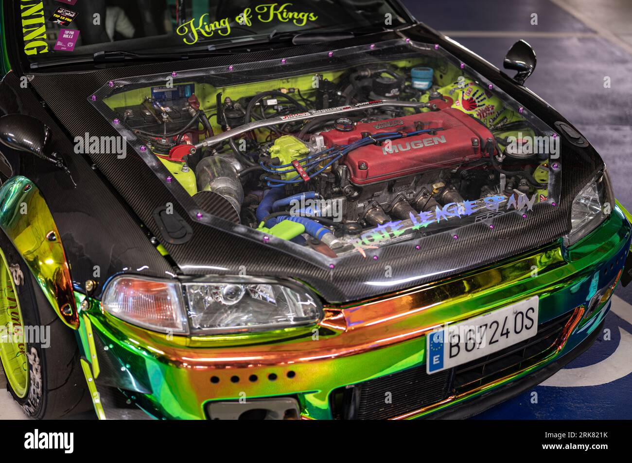 Detail des vorderen Kotflügels eines getunten Honda Civic Coupés mit stimmungsvoller Farbe, Distanzstücken und klarer Motorhaube Stockfoto