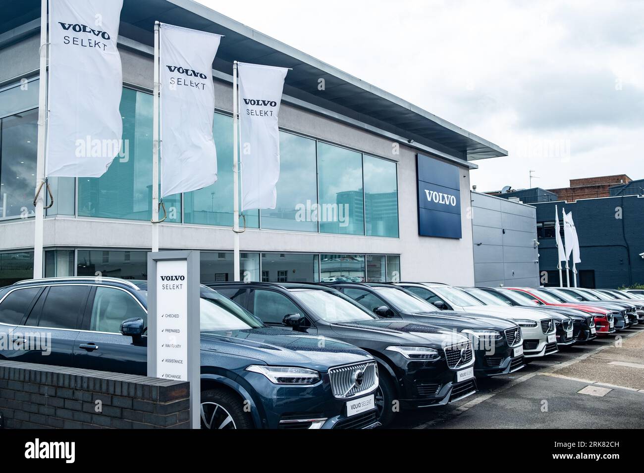 LONDON – 31. JULI 2023: Volvo Autohändler – Autos parken vor dem Ausstellungsraum mit Volvo-Logo oben. Schwedischer Fahrzeughersteller. Stockfoto