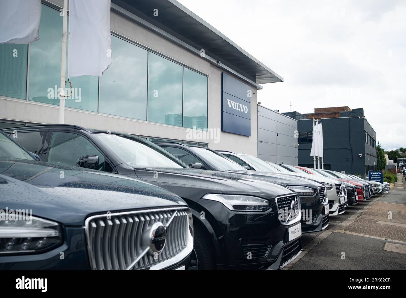 LONDON – 31. JULI 2023: Volvo Autohändler – Autos parken vor dem Ausstellungsraum mit Volvo-Logo oben. Schwedischer Fahrzeughersteller. Stockfoto