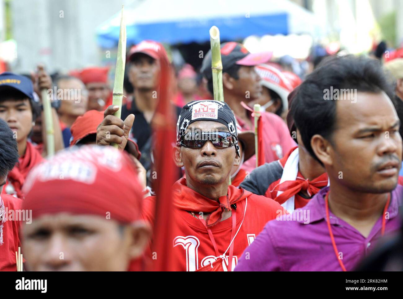 Bildnummer: 53958647 Datum: 20.04.2010 Copyright: imago/Xinhua (100420) -- BANGKOK, 20. April 2010 (Xinhua) -- einige Thai-Rote-Shirts wachen hinter dem Straßenblock auf der Silom Road, die sich in der Nähe des Rathchaprasong-Gebiets befindet, in Bangkok, Hauptstadt von Thailand, 20. April 2010. Mit der fortgesetzten Verstärkung der Mitglieder der roten Hemden und ihrer selbstgemachten Wapons wie Bambusstäbchen wurde die Konfrontation zwischen den thailändischen Soldaten und den roten Hemden am Dienstag aufgehoben. (Xinhua/Huang Xiaoyong) (wh) THAILAND-UNREST-RED SHIRTS -CONFRONTATION-REINFORCEMENT PUBLICATIONxNOTxINxCHN Politik Demo Protest Thailand Re Stockfoto