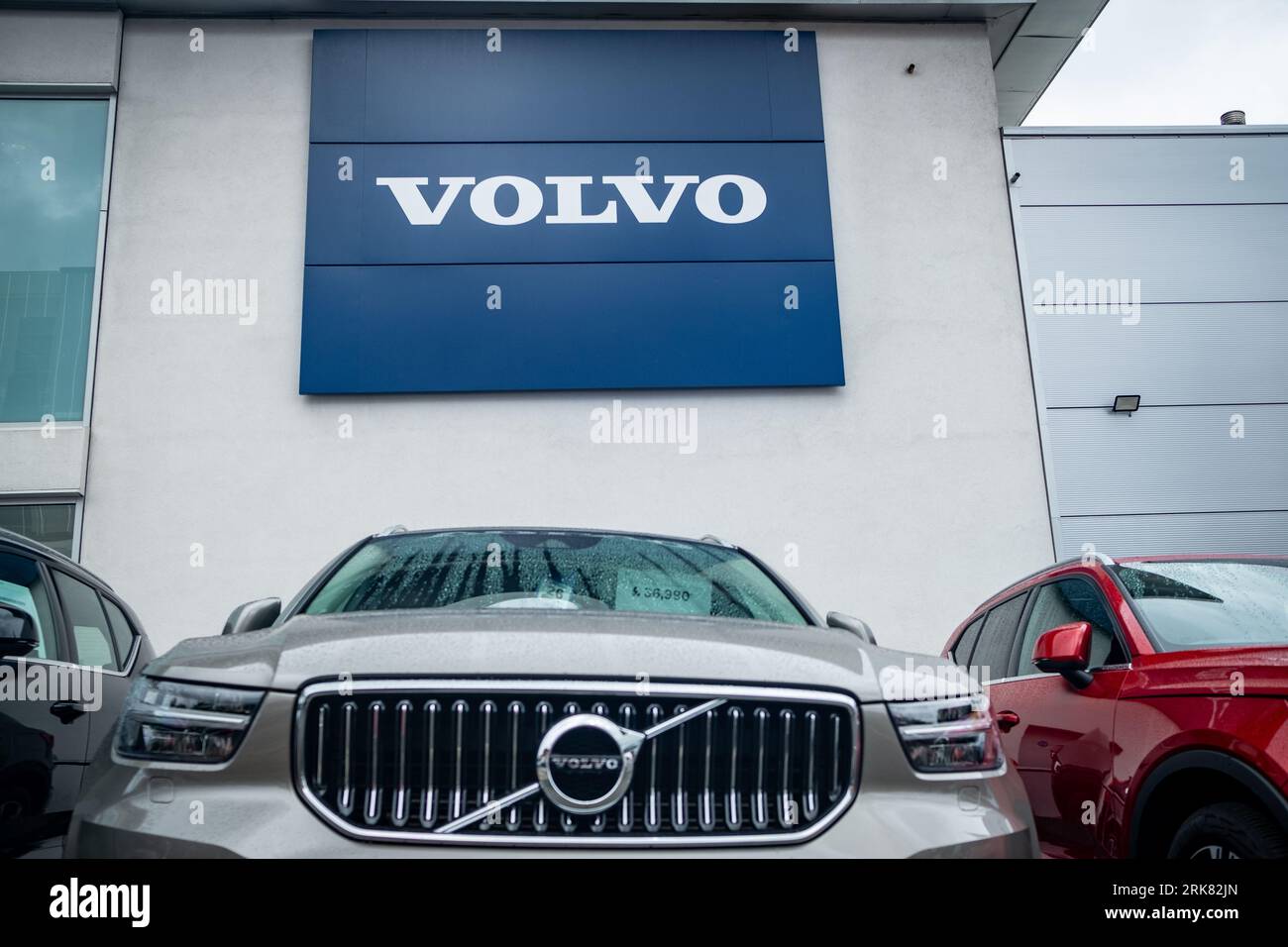 LONDON – 31. JULI 2023: Volvo Autohändler – Autos parken vor dem Ausstellungsraum mit Volvo-Logo oben. Schwedischer Fahrzeughersteller. Stockfoto