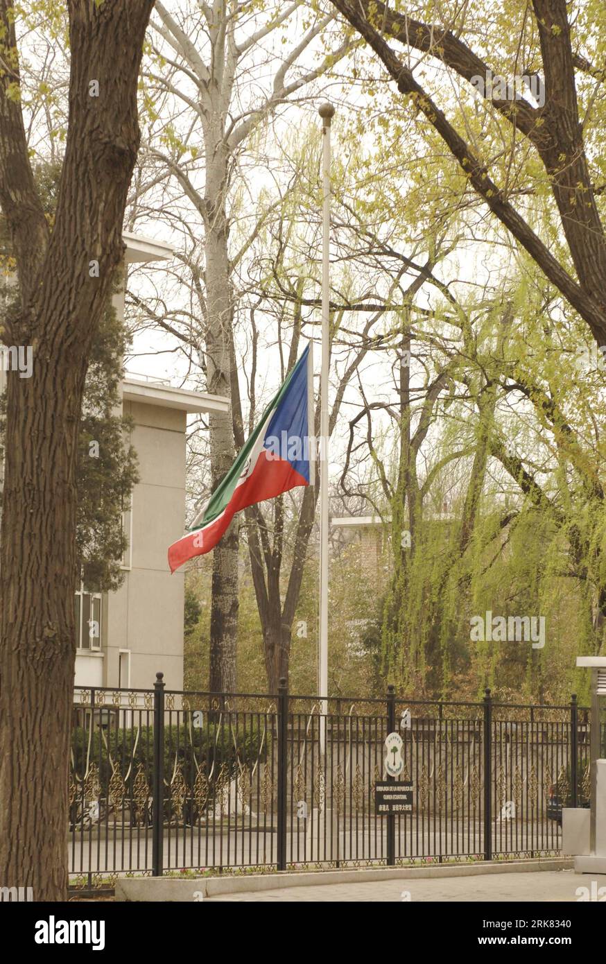 Bildnummer: 53961131  Datum: 21.04.2010  Copyright: imago/Xinhua (100421) -- BEIJING, April 21, 2010 (Xinhua) -- Chinese national flag is lowered to half-mast in front of the Equatorial Guinea s Embassy in China to mourn for the victims of Yushu earthquake, in Beijing, capital of China, April 21, 2010. (Xinhua/Zhang Yu) (wjd) CHINA-BEIJING-EMBASSIES-QUAKE-MOURNING (CN) PUBLICATIONxNOTxINxCHN Gesellschaft Erdbeben Gedenken Gedenktag Naturkatastrophe kbdig xsk 2010 hoch  o0 Fahne Halbmast Botschaft o00 Schweigeminute    Bildnummer 53961131 Date 21 04 2010 Copyright Imago XINHUA  Beijing April 21 Stockfoto