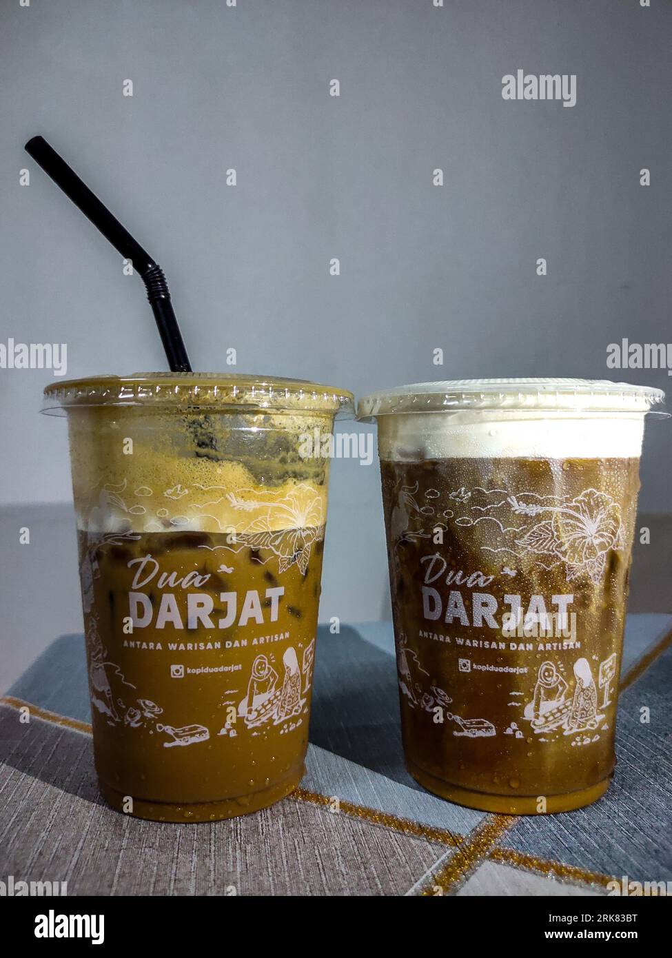 Zwei erfrischende Kaffee der zweiten Klasse auf einer karierten Tischdecke Stockfoto