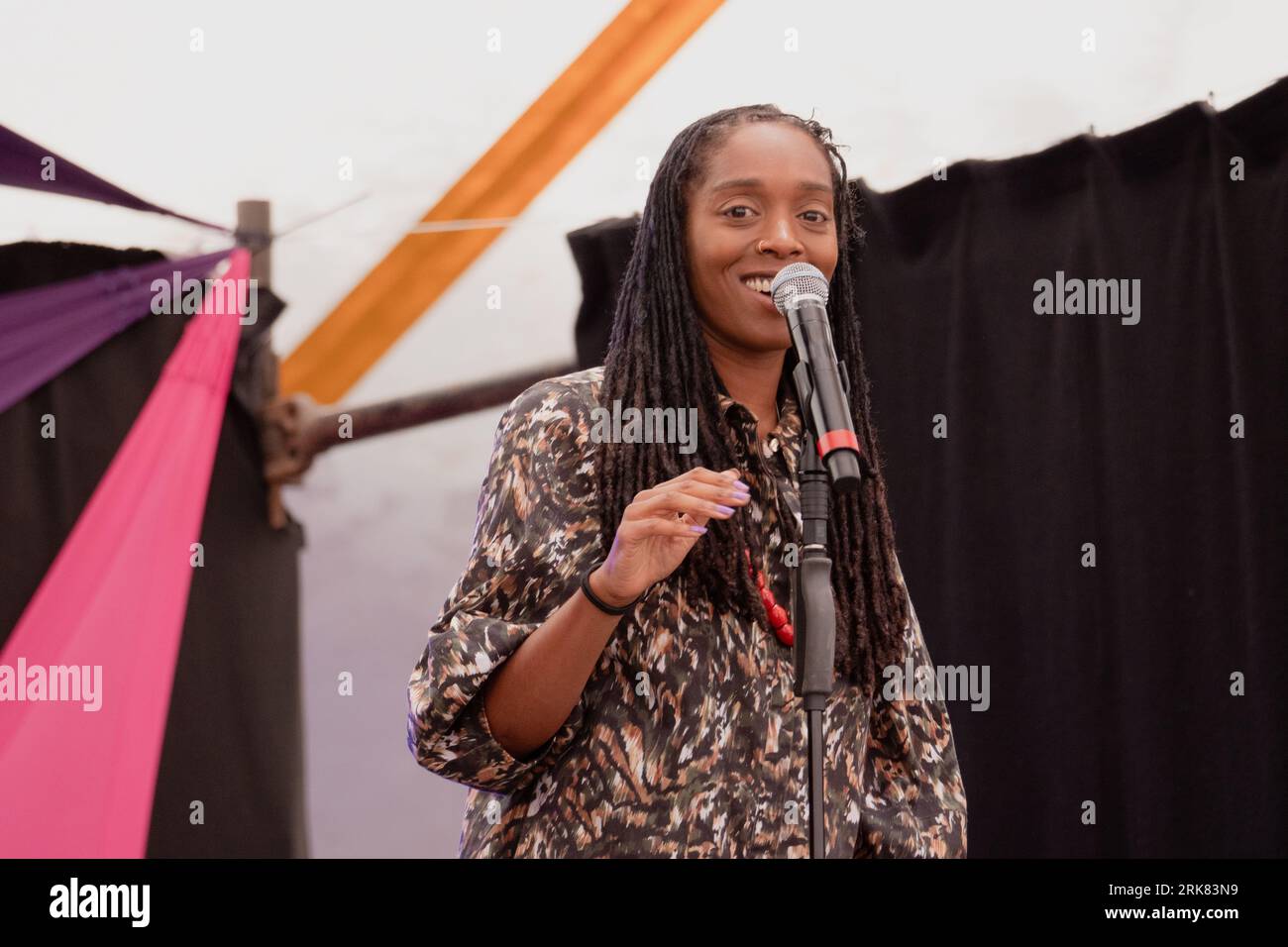 Die Komikerin Athena Kugblenu tritt beim Latitude Festival 2023 auf Stockfoto