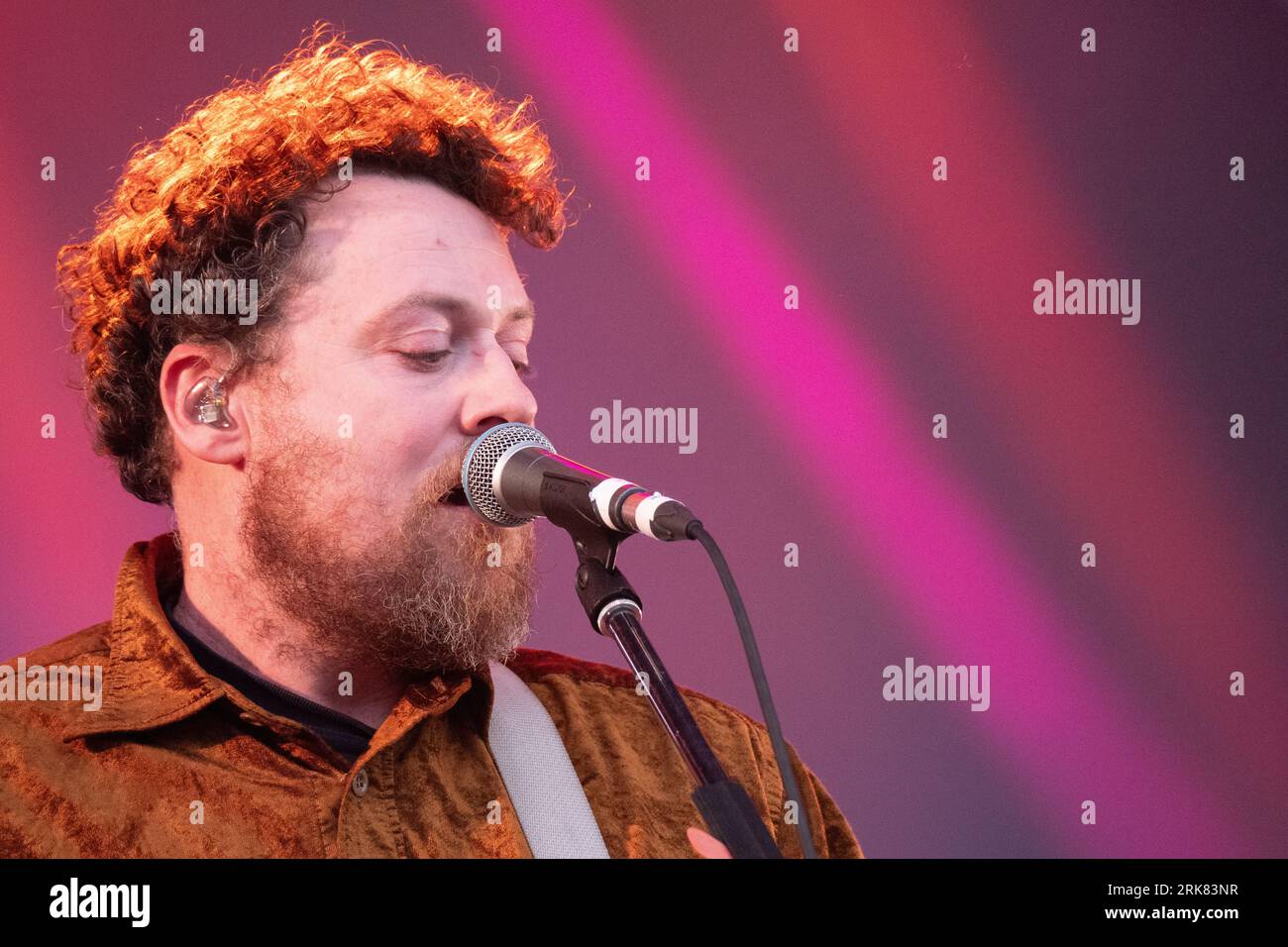 Sänger Joseph Mount trat mit Metronomy beim Latitude Festival 2023 auf Stockfoto