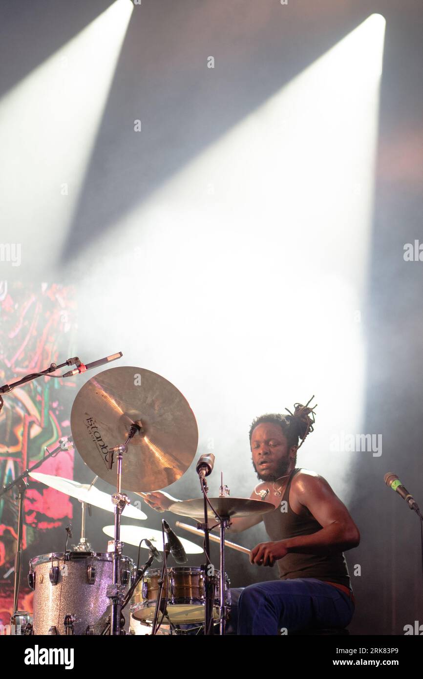 Schlagzeuger von Black Midi Morgan Simpson unter den Lichtern beim Latitude Festival Stockfoto
