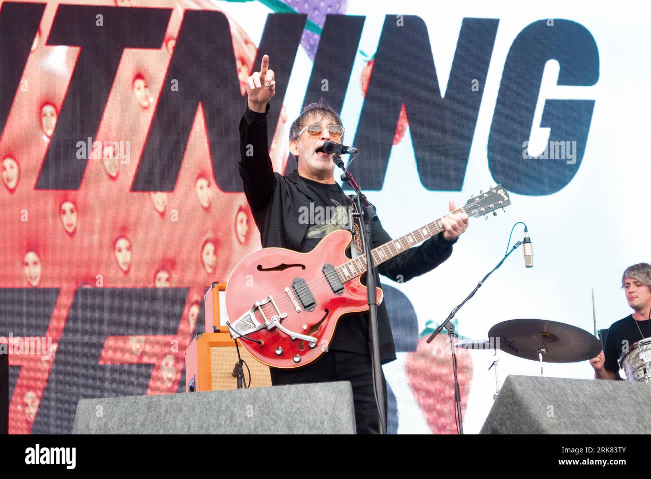 Der Gitarrist und Sänger Ian Broudie von The Lightning Seeds trat beim Latitude Festival 2023 auf Stockfoto