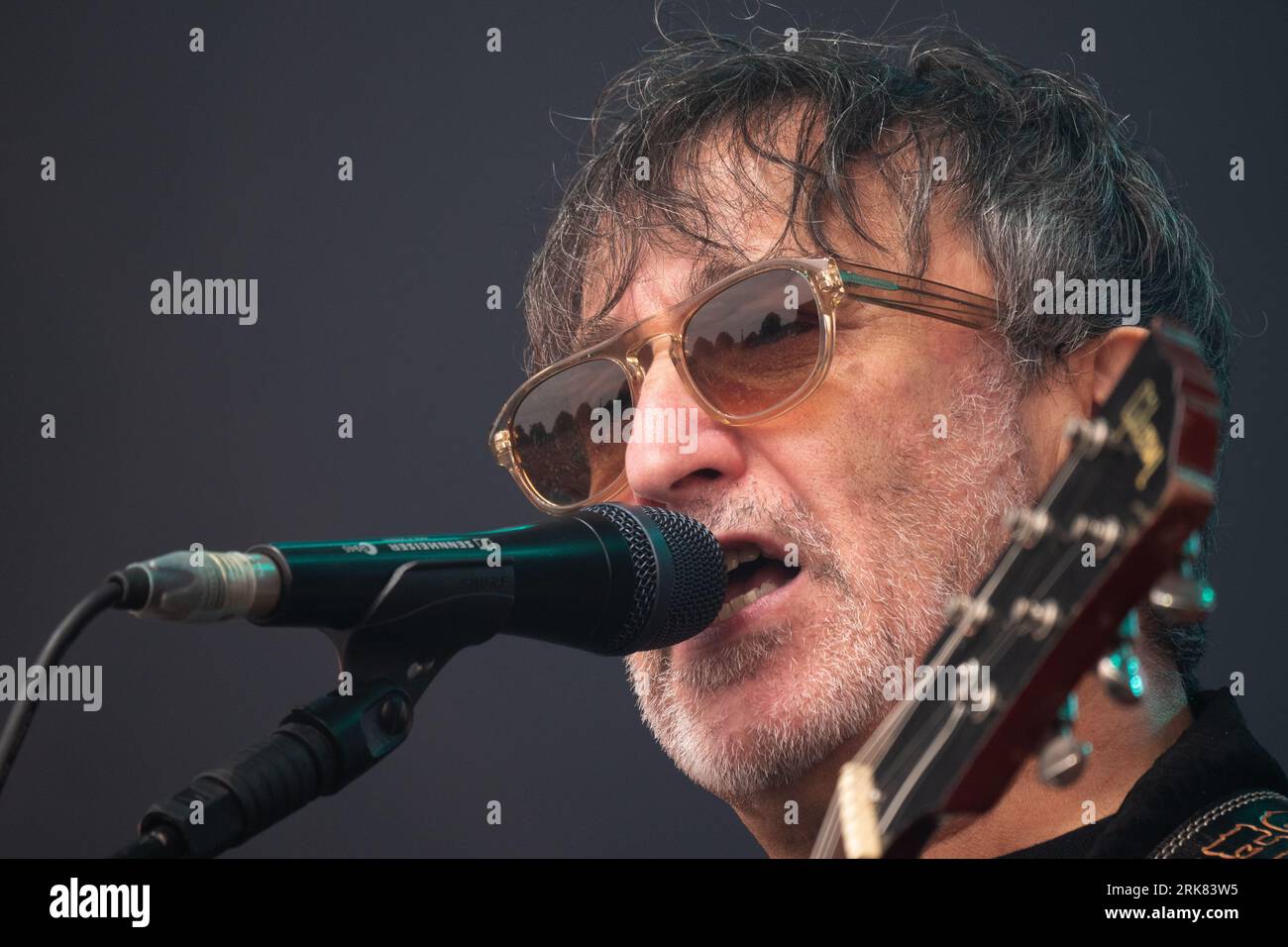 Der Gitarrist und Sänger Ian Broudie von The Lightning Seeds trat beim Latitude Festival 2023 auf Stockfoto