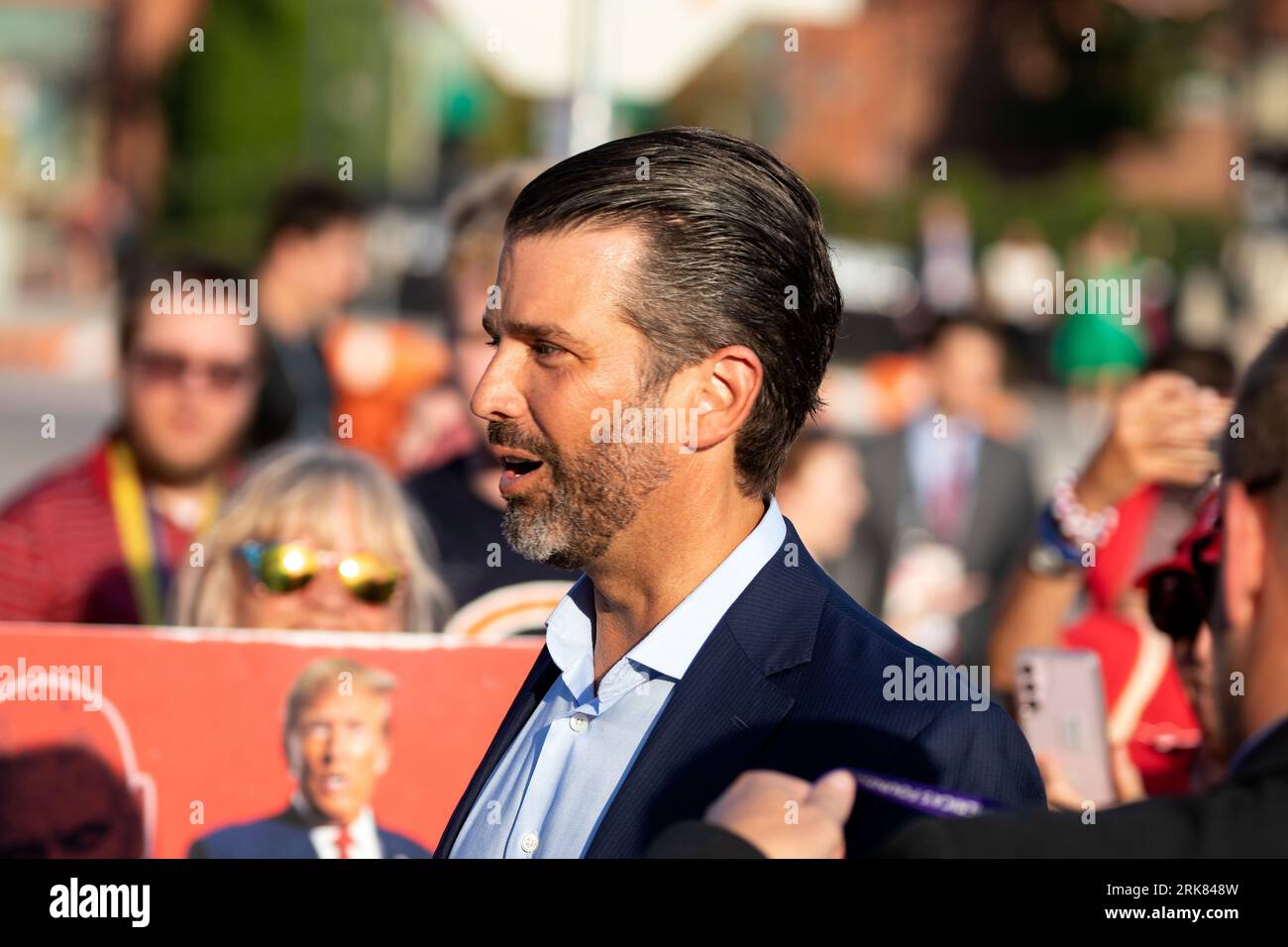 Milwaukee, Wisconsin, USA - 23. August 2023: Donald Trump Jr, Sohn des ehemaligen Präsidenten Donald Trump, tritt vor der ersten republikanischen Debatte für die Präsidentschaftswahl 2024 in das Fiserv-Forum ein. Stockfoto