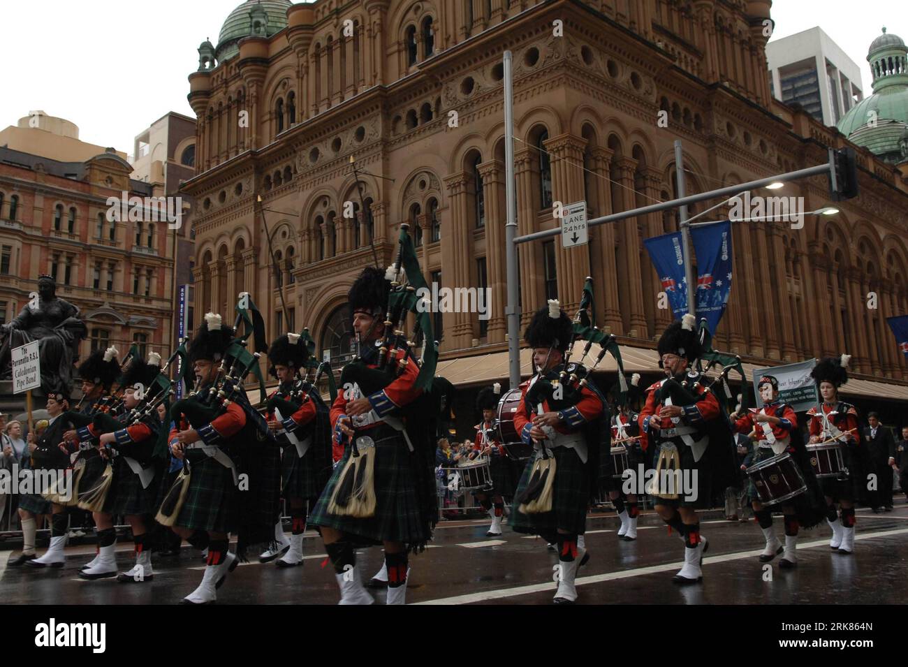 Bildnummer: 53974716 Datum: 25.04.2010 Copyright: imago/Xinhua (100425) -- SYDNEY, 25. April 2010 (Xinhua) -- Militärkapelle treten während der Anzac Day Celebration in Sydney, Australien, am 25. April 2010 auf. Australische Städte und staaten feiern am Sonntag das jährliche nationale Ereignis des Anzac Day (Australian and New Zealand Army Corps). (Xinhua/Jiang Yaping) (msq) (7)AUSTRALIA-SYDNEY-ANZAC Day-CELEBRATION PUBLICATIONxNOTxINxCHN Gesellschaft Nationalfeiertag ANZAC Day Australien Neuseeland Tonga kbdig xdp Premiere xint 2010 quer o0 Militär Parade Bildnummer 53974716 Datum 25 04 2010 Copyright Stockfoto