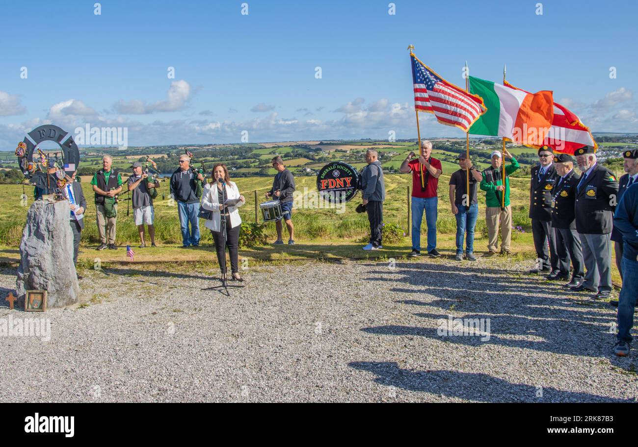 New York Firefighters und die Emerald Pipe und Drums besuchen den Gedenkgarten für gefallene Feuerwehrleute von 9/11 in Ringfinnan, Kinsale Co Cork, Irland. Stockfoto
