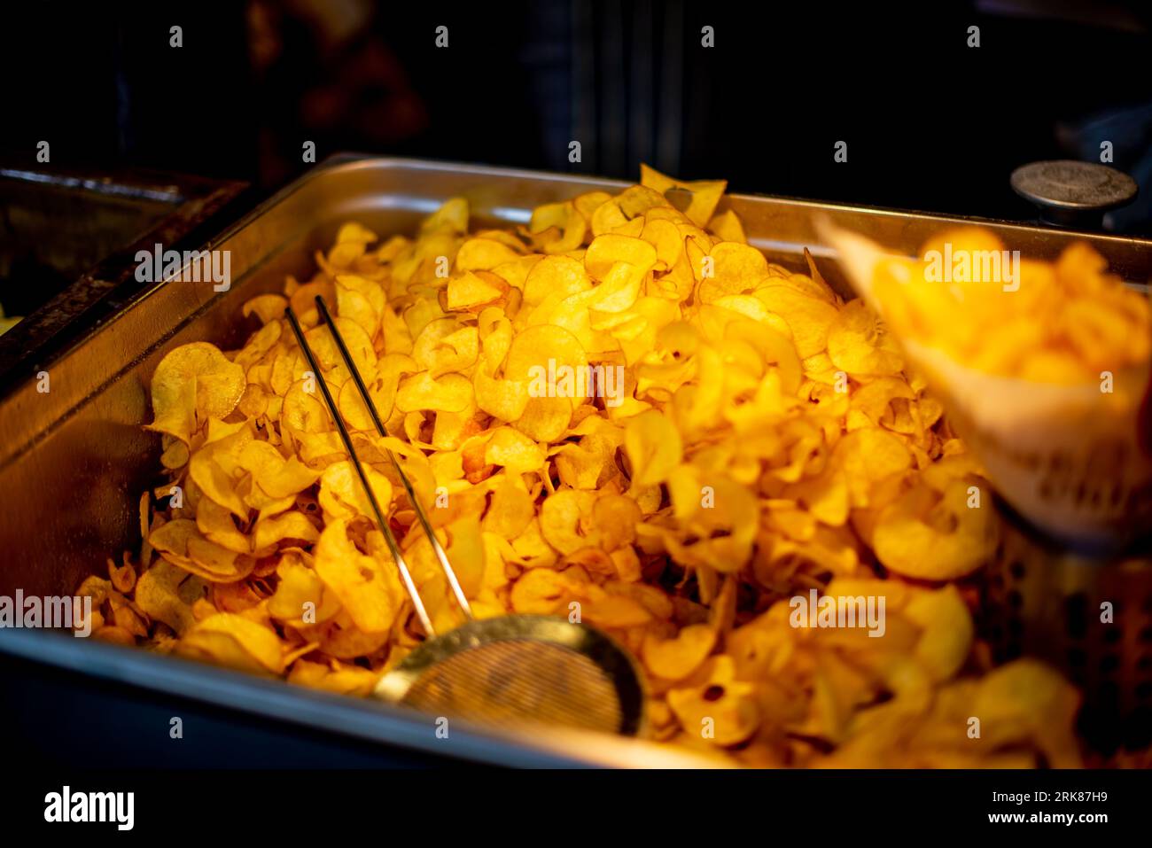 Eine Nahaufnahme von frittierten Chips auf einem Straßenmarkt in Prag, Tschechische Republik Stockfoto