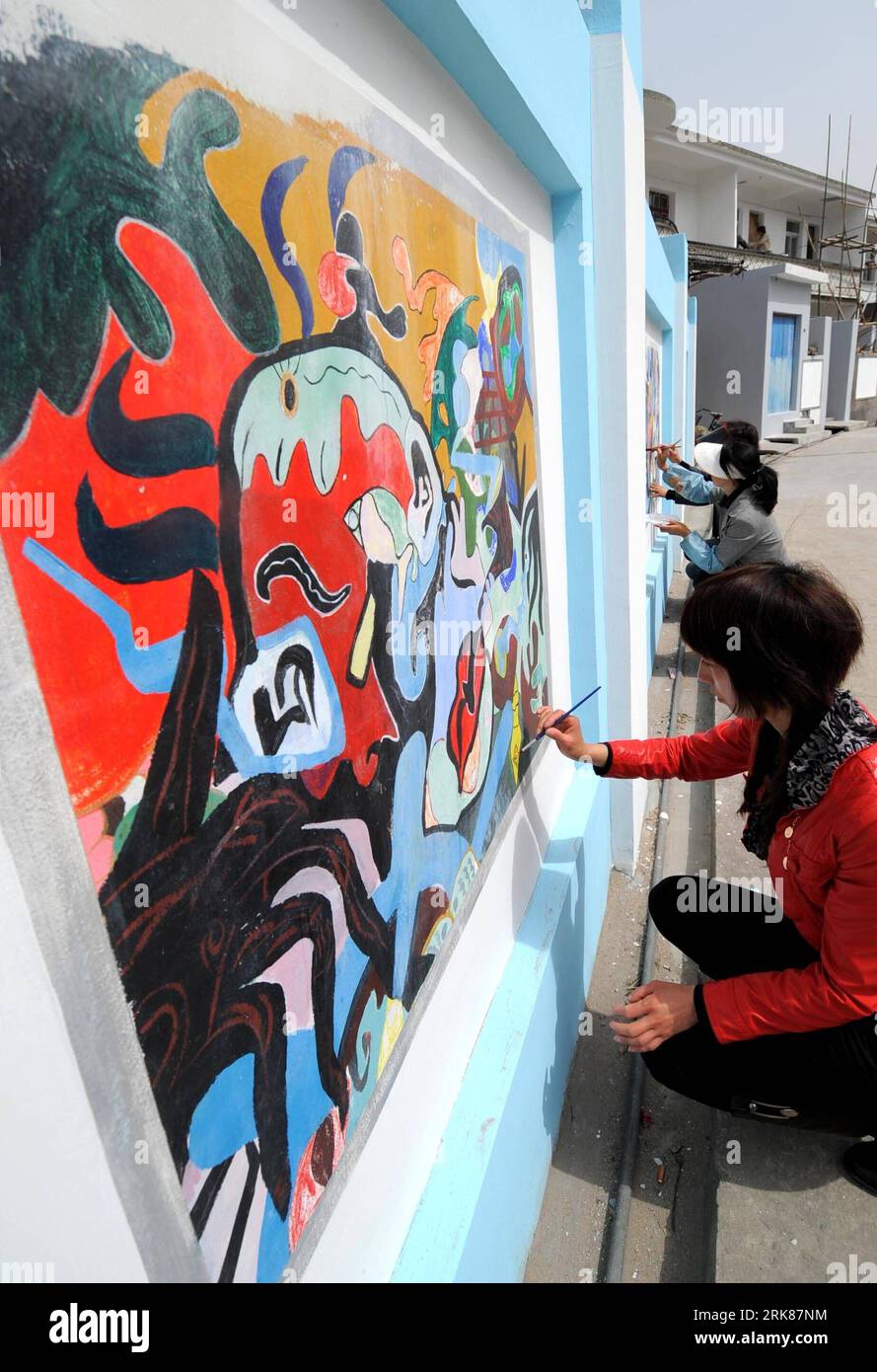Bildnummer: 53989727 Datum: 28.04.2010 Copyright: imago/Xinhua (100428) -- ZHOUSHAN (ZHEJIANG), April 28, 2010 (Xinhua) -- Fisherwomen draw wall paintings at Huangsha Village in Shengsi County of Zhoushan City, east China s Zhejiang Province, April 28, 2010. The wall paintings with bright colors and abstract lines is a unique tradition and landscape of the small island where is only 31 nautical miles away from Shanghai. Local drew new paintings and refreshed old paintings these day to welcome visitors during Shanghai Expo 2010. (Xinhua/Xu Yu) (ypf) (2)CHINA-ZHOUSHAN-FISHERMEN DRAWING-SHANGHA Stockfoto