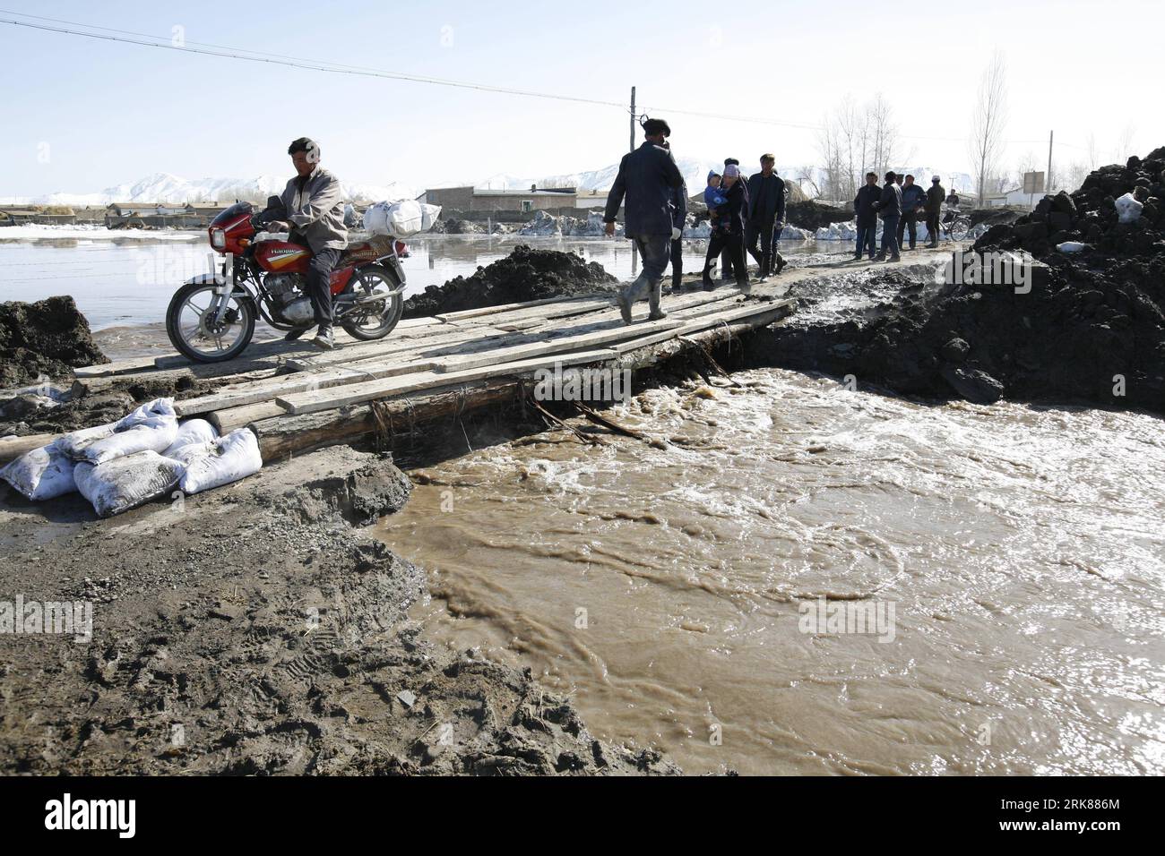 Bildnummer: 53991099 Datum: 27.04.2010 Copyright: imago/Xinhua (100428) -- ALTAI(XINGJIANG), 28. April 2010 (Xinhua) -- Anwohner gehen über eine Schichtbrücke über eine überflutete Landstraße, die durch Schneeschmelzwasser beschädigt wurde, im Fuyun County in Altai, Nordwestchina, Autonome Region Xinjiang Uygur, 27. April 2010. Die Überschwemmung hatte Schäden an einigen Feldern und Häusern in der Gegend verursacht. (Xinhua/Ding Ning) (wyx) (10)CHINA-XINJIANG-ALTAI-SNOW MELT FLOOD (CN) PUBLICATIONxNOTxINxCHN Gesellschaft Wetter Schnee Schneeschmelze Überschwemmung kbdig xcb 2010 quer Bildnummer 53991099 Datum 27 04 2010 Copyright Stockfoto