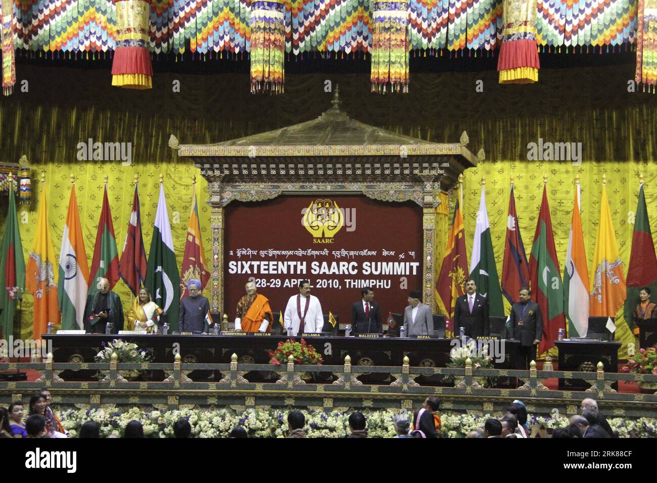 Bildnummer: 53991715 Datum: 28.04.2010 Copyright: imago/Xinhua (100428) -- THIMPHU, 28. April 2010 (Xinhua) -- Führer der südasiatischen Vereinigung für regionale Zusammenarbeit (SAARC) nehmen an der Eröffnungszeremonie des 16. Gipfels der südasiatischen Vereinigung für regionale Zusammenarbeit (SAARC) am 28. April 2010 in Thimphu Teil. (Xinhua/Chen Zhanjie) (yy) (1)BHUTAN-SAARC-GIPFEL PUBLICATIONxNOTxINxCHN People Politik Premiumaufführung xint kbdig xsp 2010 quer Bildnummer 53991715 Datum 28 04 2010 Copyright Imago XINHUA Thimphu April 28 2010 XINHUA Leaders of South Asian Association for Regional C Stockfoto