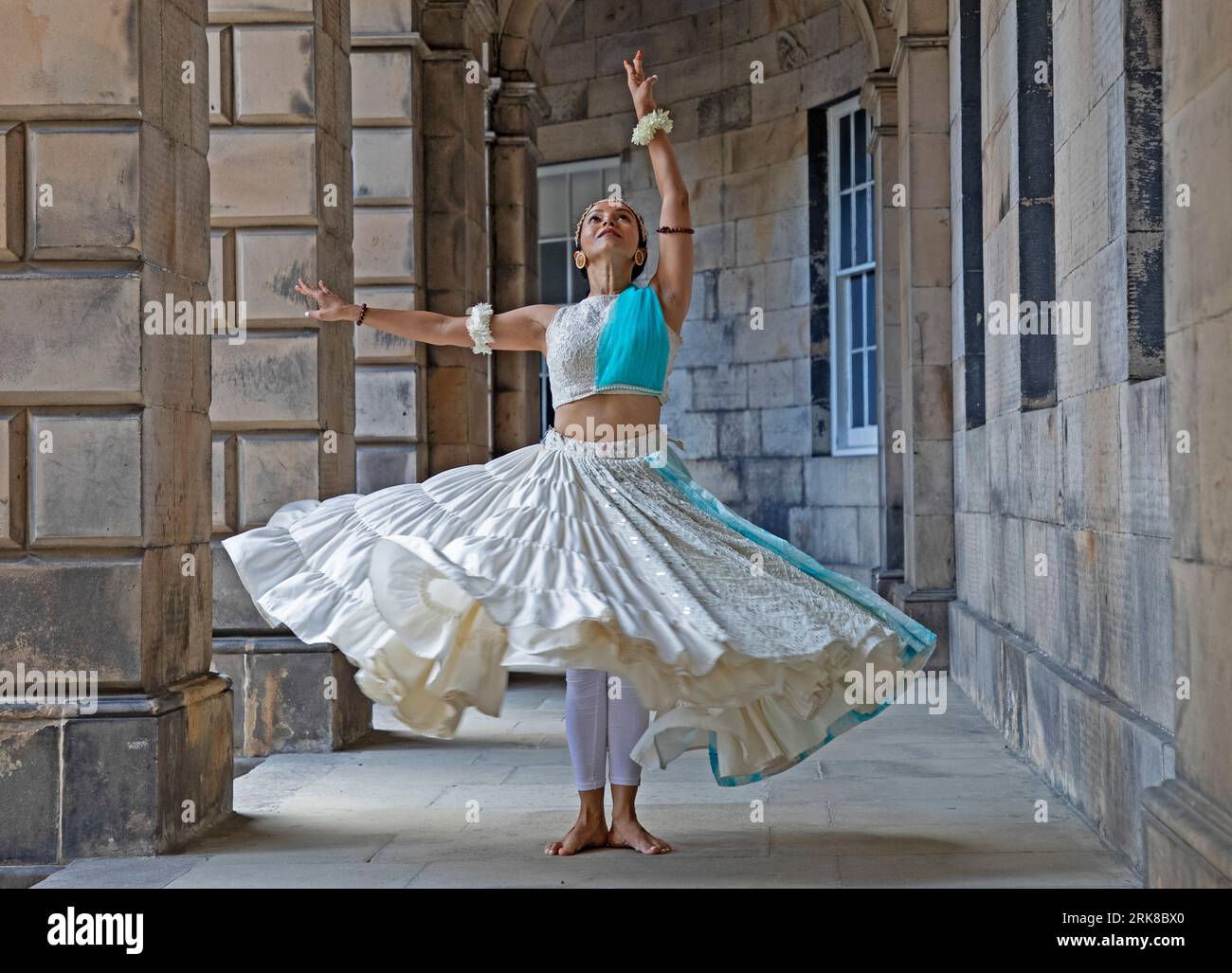 Royal Mile, Edinburgh Schottland, Großbritannien. 24-26. August 2023. Simon Thacker und Piah Dance Company Tandava. Abgebildet: Simon Thacker und Tänzer und Choreograf von Tandava: Priya Varunesh Kumar, zusammen mit Meghana Balaji und Sangeetha Jayaram. Die Space @Niddry Street. 22-26. August 2023. Quelle: Arch White/Alamy Live News Stockfoto