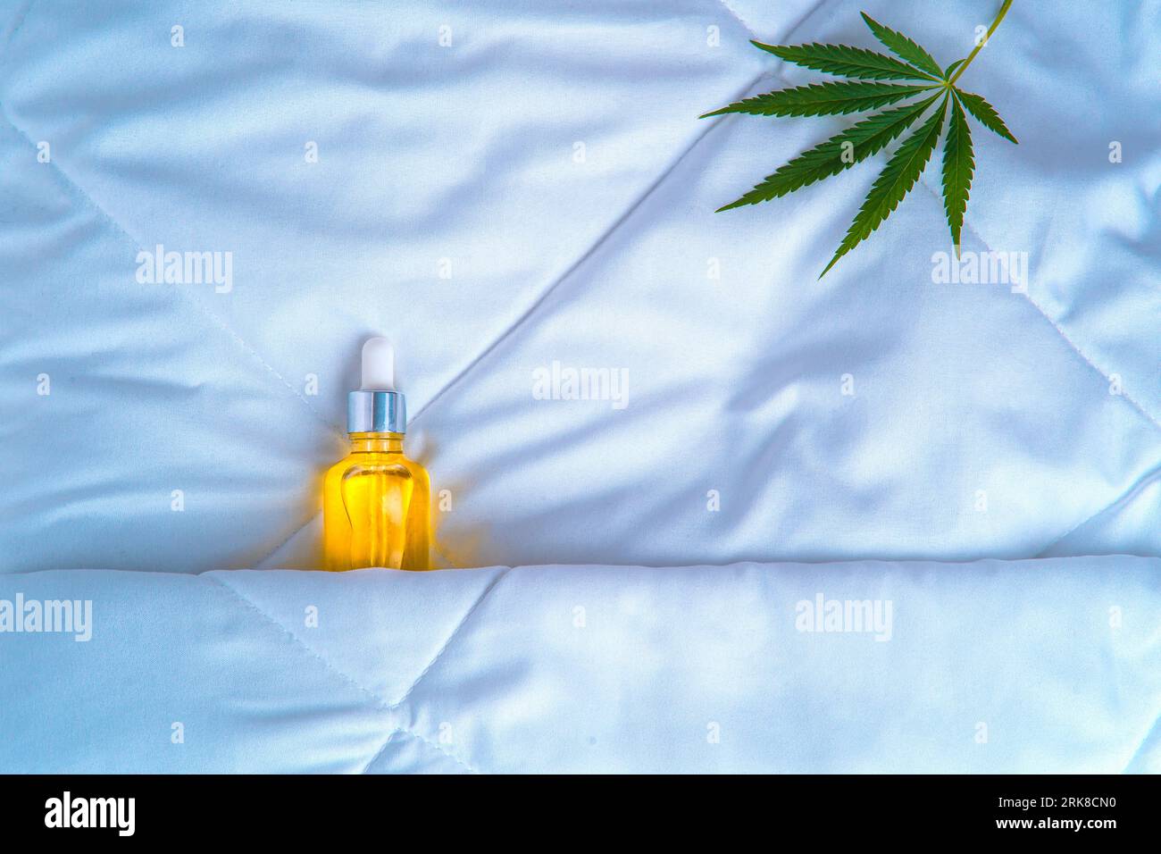 Flasche Cannabisöl, CBD, Marihuana-Blatt, schlafen unter den Deckeln Stockfoto