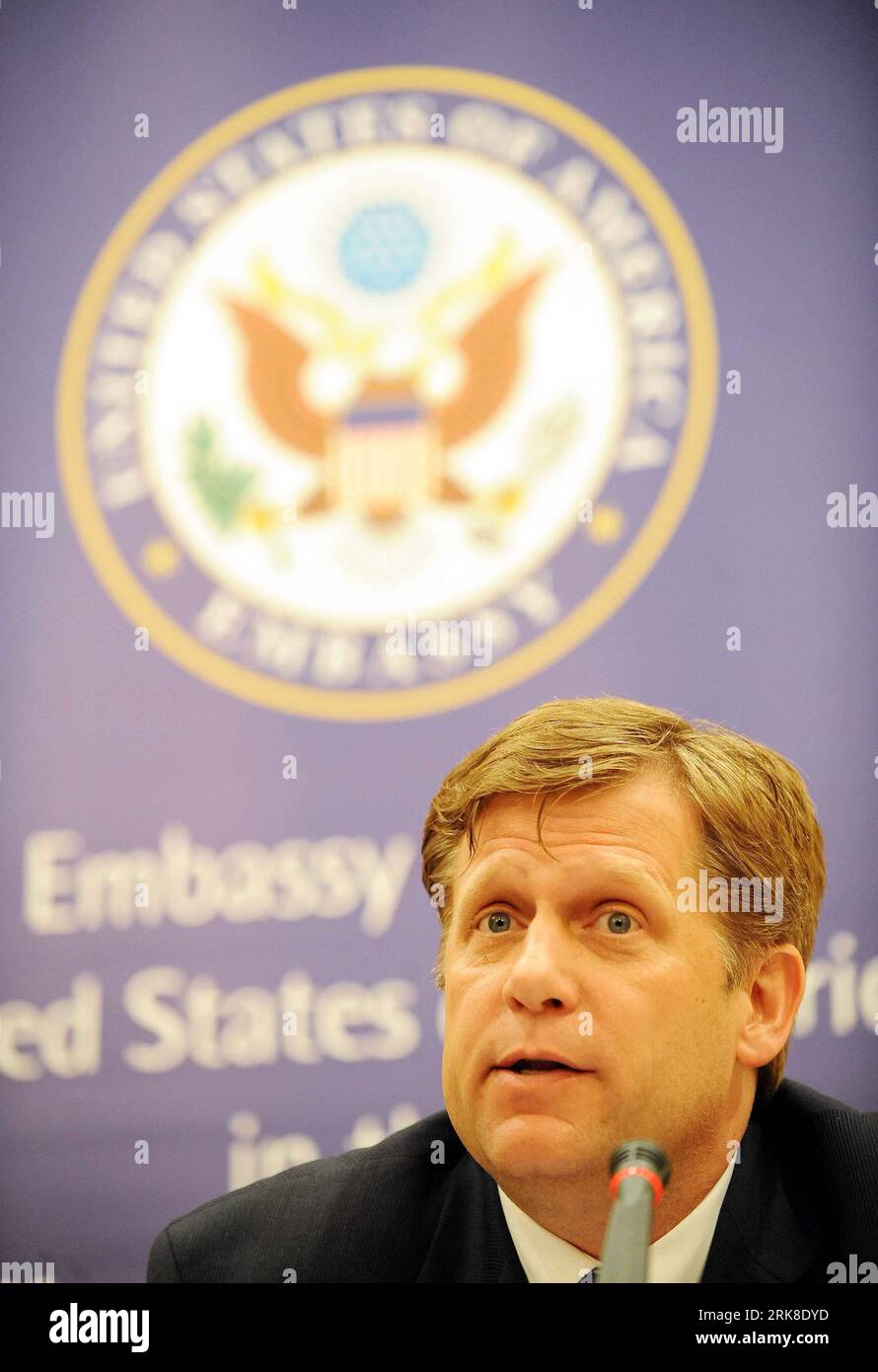 Bildnummer: 54022630 Datum: 04.05.2010 Copyright: imago/Xinhua (100505) -- BISHKEK, 5. Mai 2010 (Xinhua) -- Michael McFaul, US-Spezialassistent des Präsidenten für nationale Sicherheit, spricht während einer Pressekonferenz in Bischkek, der Hauptstadt Kirgisistans, am 4. Mai 2010. McFaul sagte hier am Dienstag, dass die USA am 5. Mai 15 Millionen Dollar an Kirgisistan als Miete für das US-Militärtransit-Zentrum in der Nähe des Flughafens Manas zahlen werden. (Xinhua/Sadat) (nxl) KIRGISISTAN-U.S.-MANAS TRANSIT CENTER-FEE PAYMENT PUBLICATIONxNOTxINxCHN Politik People Premiumd xint Porträt kbdig xng 2010 hoch o0 Mc Faul Bildn Stockfoto