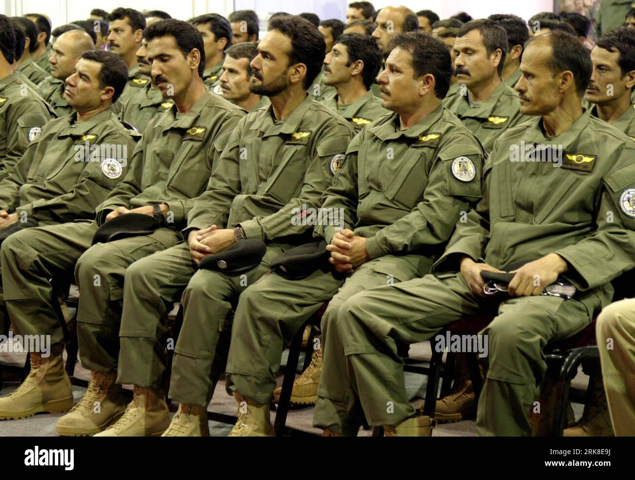 Bildnummer: 54026081 Datum: 05.05.2010 Copyright: imago/Xinhua neu ausgebildete Piloten nehmen am 5. Mai 2010 an einer Einweihungszeremonie der Afghan Police Air Interdiction Unit (AIU) in Kabul, der Hauptstadt Afghanistans, Teil. AIU hat seinen Sitz auf dem Kabul International Airport, der in Zusammenarbeit zwischen der afghanischen Nationalarmee und der US Counter Suchtstoffe Aviation Unit betrieben wird, um die Bodenabwehr von Betäubungsmitteln zu unterstützen. Großbritannien gab 36 afghanischen Offizieren eine Ausbildung und spendete sechs Mi-17-Hubschrauber an die afghanische Regierung. (Xinhua/Sorkhabi) AFGHANISTAN-KABUL-MILITARY PUBLICATIONxNOTxINxCHN Politik Gesellsch Stockfoto