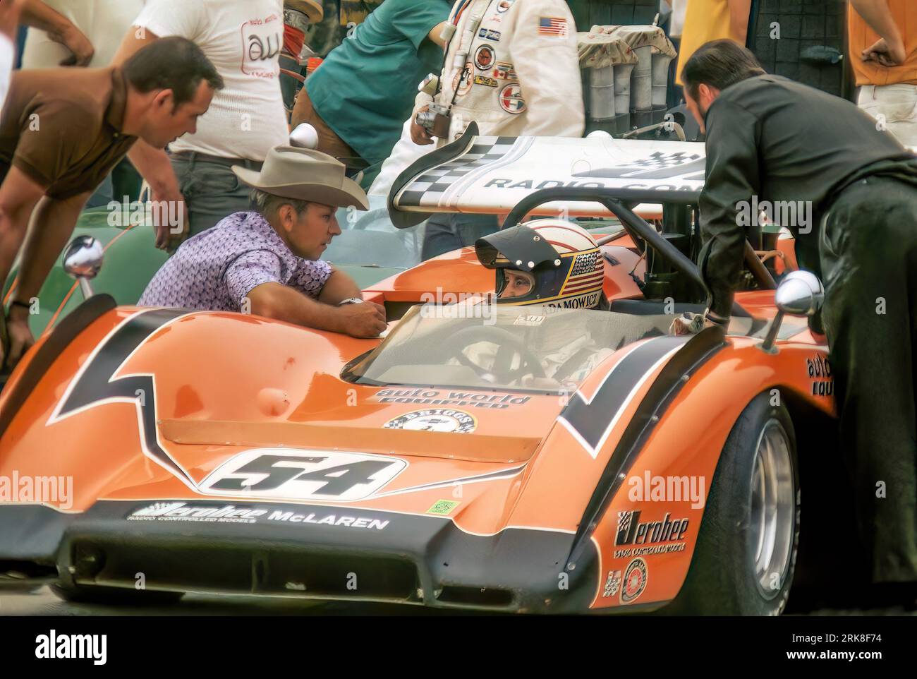 Oscar Koveleski sprach mit seinem Fahrer Tony Adamowicz in der Auto World McLaren M8B auf der Watkins Glen Can am 1971, startete auf dem 12. Platz und belegte den 5. Platz Stockfoto
