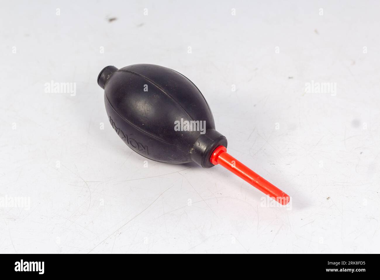 Ein manuelles Handluftgebläse isoliert auf weißem Hintergrund. Dieses Gebläse wird im Allgemeinen verwendet, um Staub von DSLR- oder spiegellosen Kameras und Objektiven zu entfernen. Stockfoto