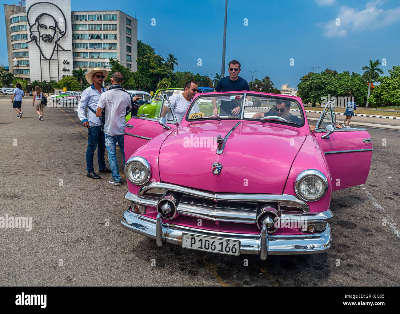 Kuba, Varadero ist einer der bekanntesten Orte in Kuba. Alte amerikanische Autos aus der Elvis-Aaron-Presley-Periode. Ford aus den 50s. Stockfoto